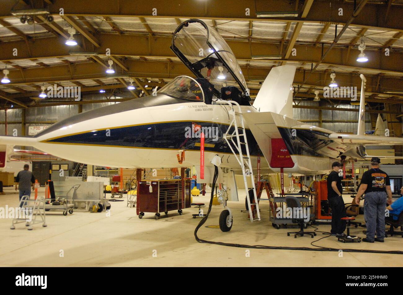 NASA F-15 in fase di manutenzione nell'hangar presso la struttura di ricerca Ames-Dryden sulla base dell'aeronautica militare di Edwards in California Foto Stock