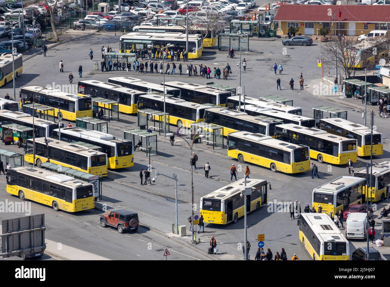 Vista aerea ingrandita ad angolo alto della stazione degli autobus comunale di Eminonu e dei passanti in attesa sulla costa del Corno d'Oro a Istanbul, Turchia. Foto Stock