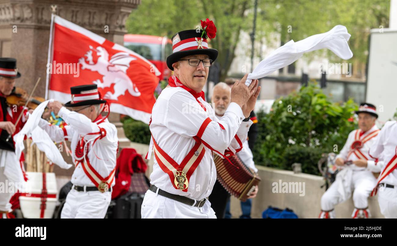 Londra, Regno Unito. 23rd Apr 2022. Ewell St. Mary's Morris Men dancing in Parliament Square London on St George's Day Credit: Ian Davidson/Alamy Live News Foto Stock