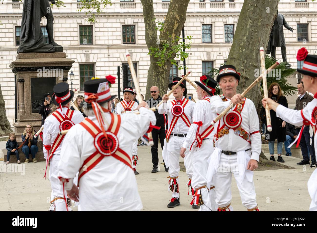 Londra, Regno Unito. 23rd Apr 2022. Ewell St. Mary's Morris Men dancing in Parliament Square London on St George's Day Credit: Ian Davidson/Alamy Live News Foto Stock