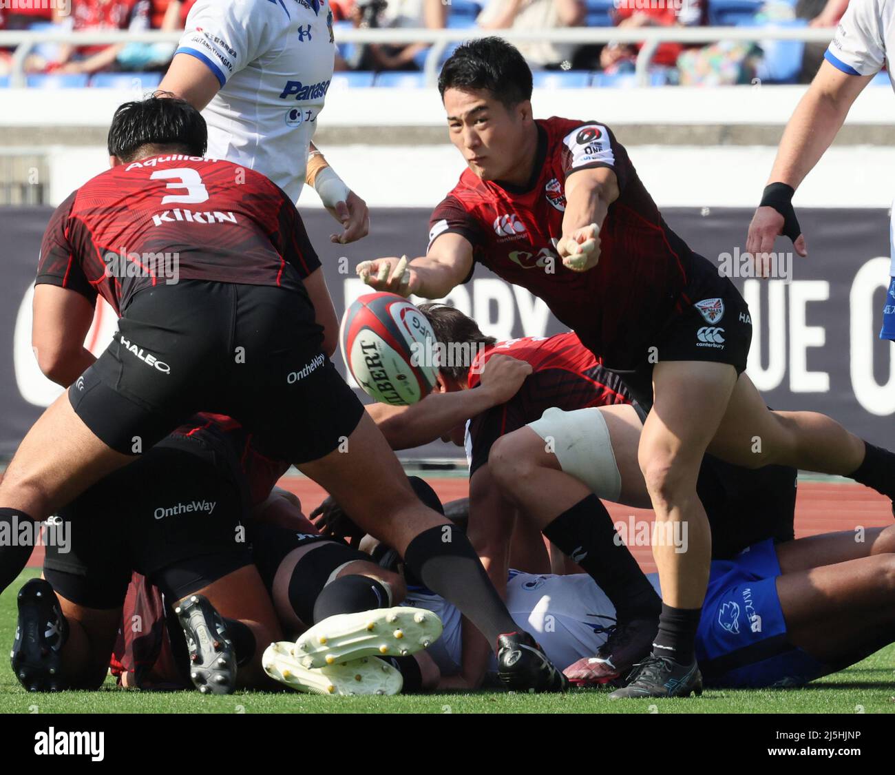 Yokohama, Giappone. 23rd Apr 2022. Yokohama Canon Eagles scrum Half Kazufumi Yamasuga passa la palla al gioco del campionato di rugby giapponese Japan Rugby League One divisione uno tra Saitama Panasonic Wild Knights e Yokohama Canon Eagles a Yokohama, nella periferia di Tokyo, sabato 23 aprile 2022. Saitama Panasonic Wild Knights sconfigge Yokohama Canon Eagles 33-24. Credit: Yoshio Tsunoda/AFLO/Alamy Live News Foto Stock