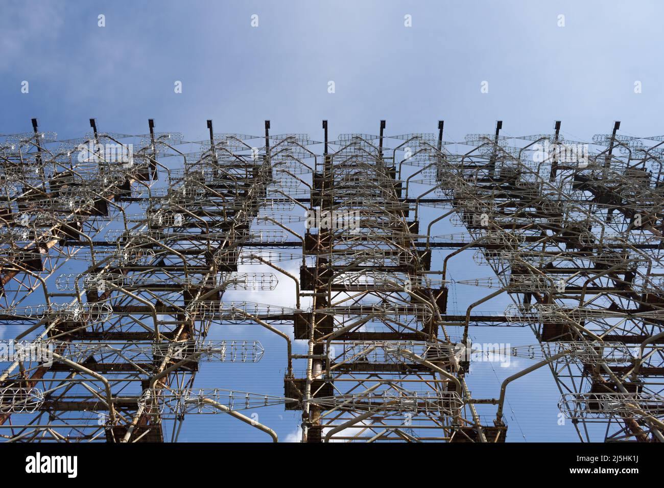 Ampio campo di antenna. Sovietica sistema radar Duga alla centrale nucleare di Cernobyl. ABM difesa missilistica. Campo di antenna, sopra l'orizzonte radar. O militari Foto Stock