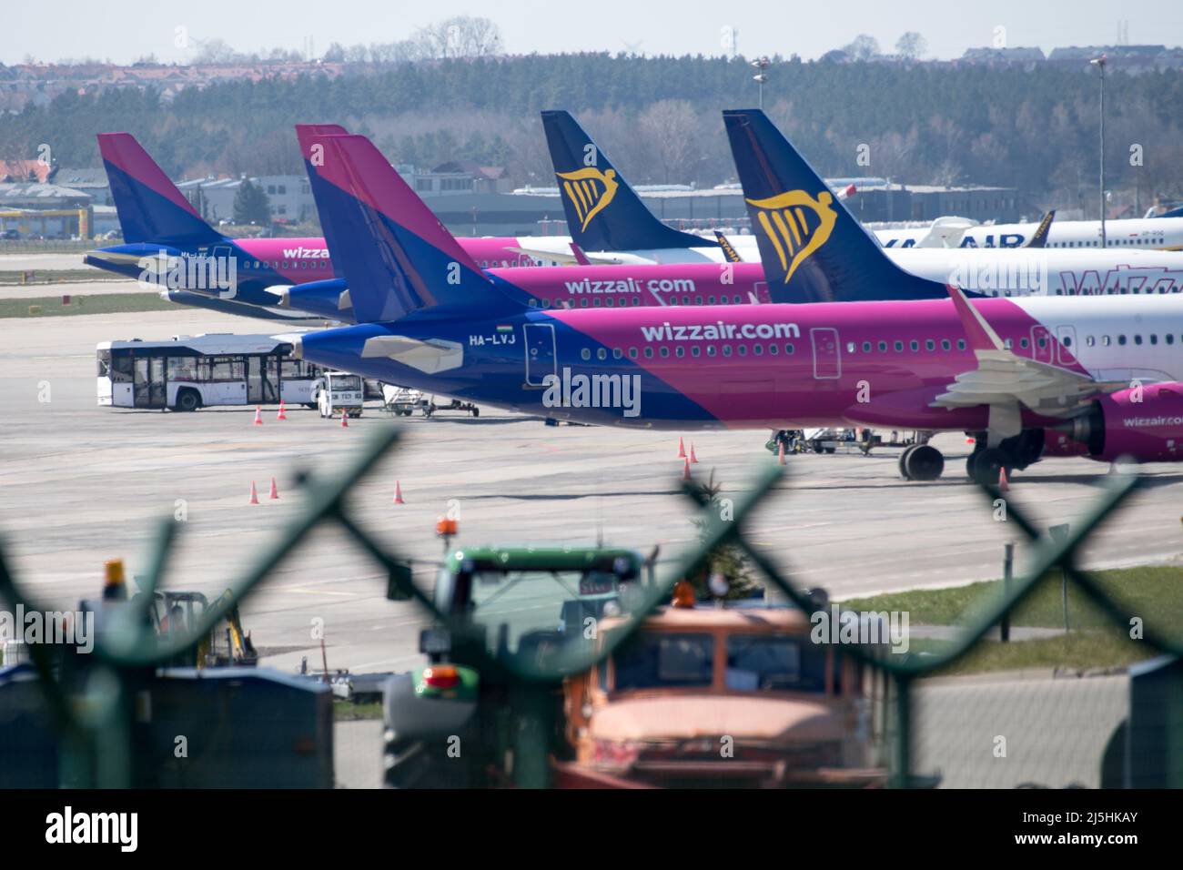 Compagnia aerea low cost Ryanair Aircraft Boeing 737-800 e compagnia aerea low cost Wizz Air Airbus A320-200 a Gdansk Lech Walesa Airport in Gdansk, Polonia © Wojci Foto Stock