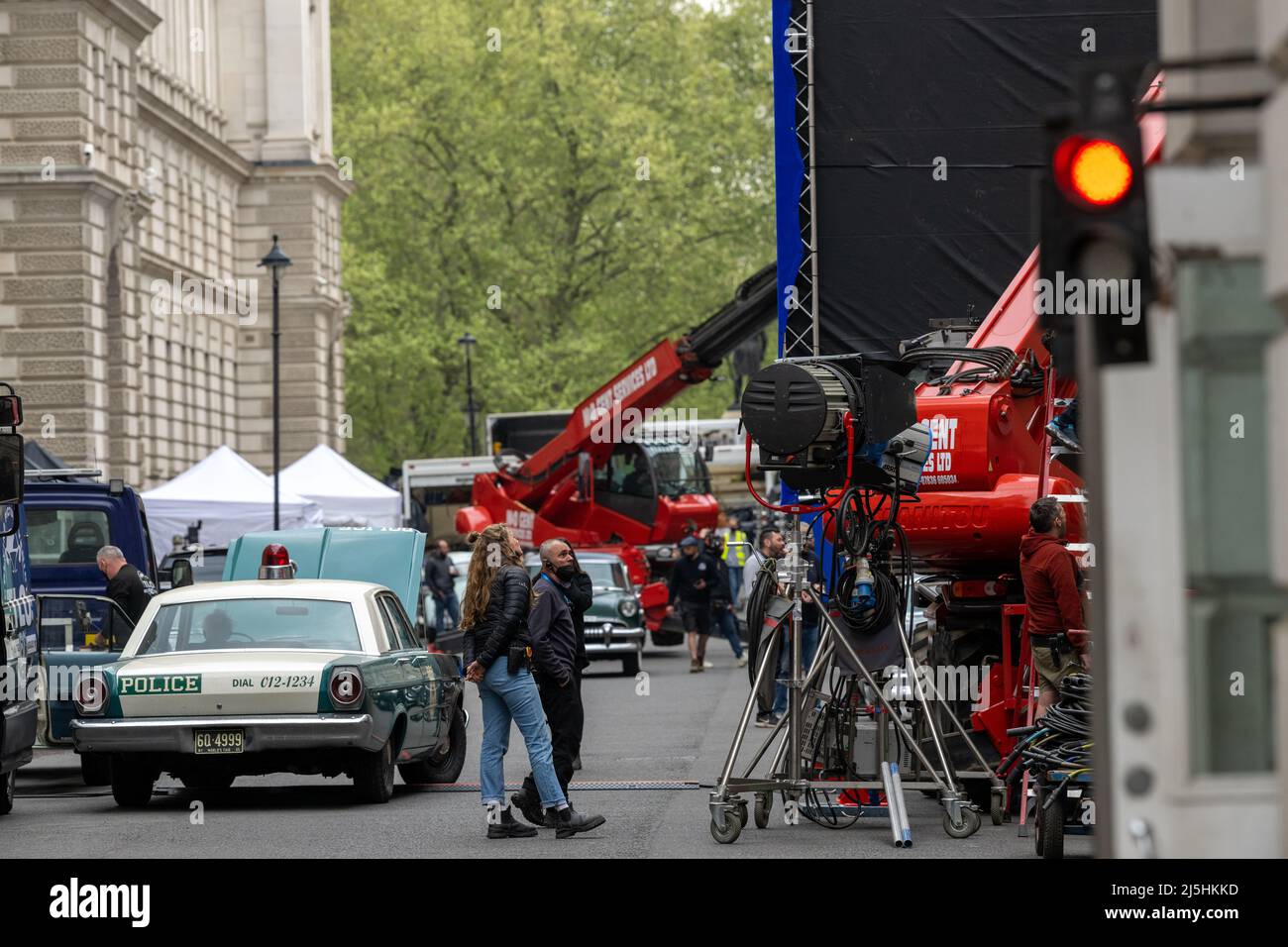 Londra, Regno Unito. 23rd Apr 2022. Film Set Outside the Foreign and Commenwealth Office, in King Charles Street, London UK Credit: Ian Davidson/Alamy Live News Foto Stock