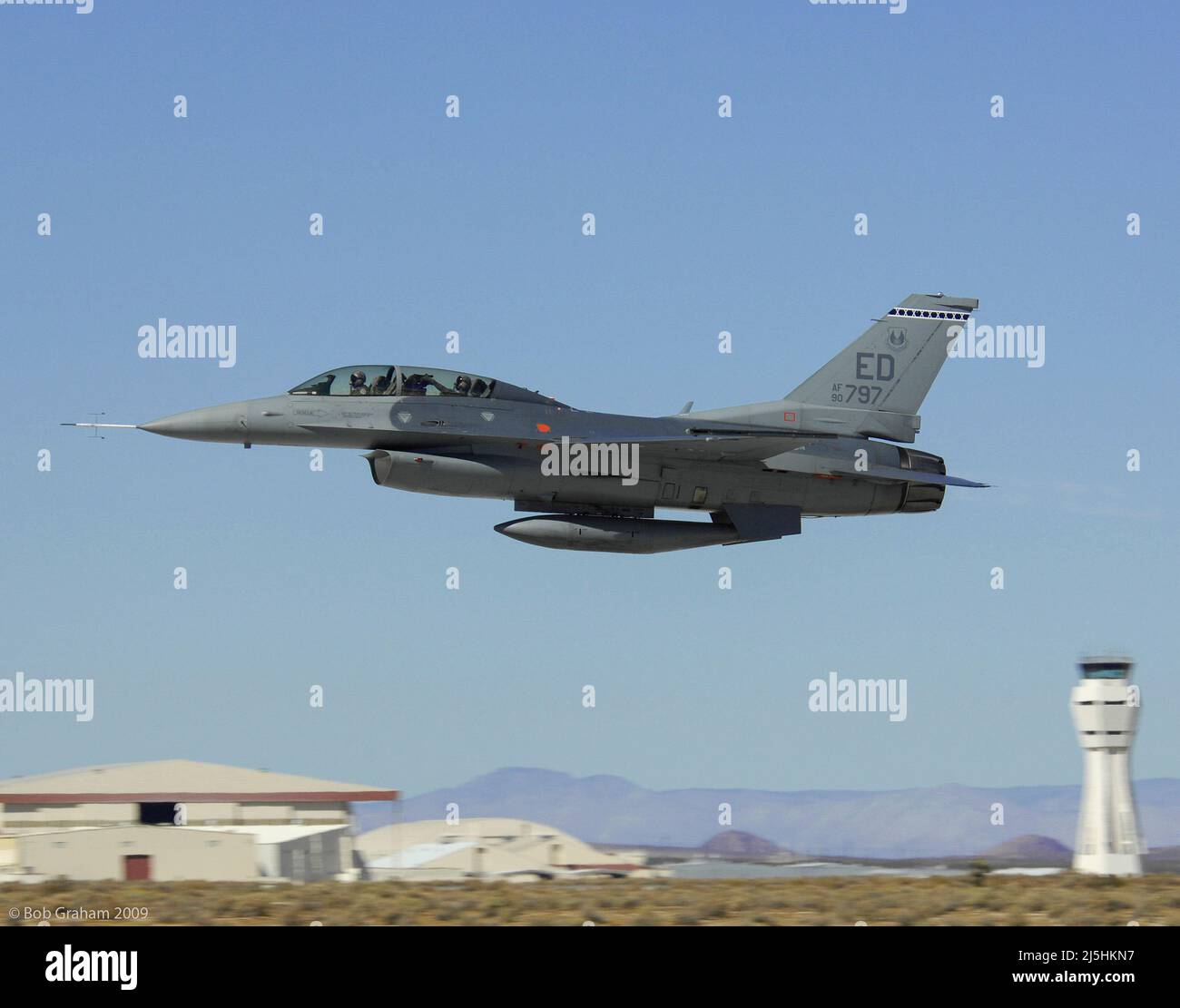 F-16 con partenza dalla base dell'aeronautica militare di Edwards Foto Stock
