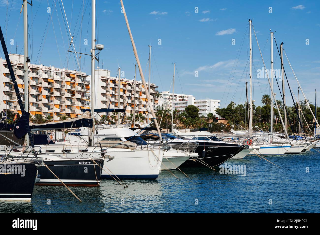 Barche a vela e barche a vela nel porto di Villajoyosa. Provincia di Alicante. Spagna Foto Stock
