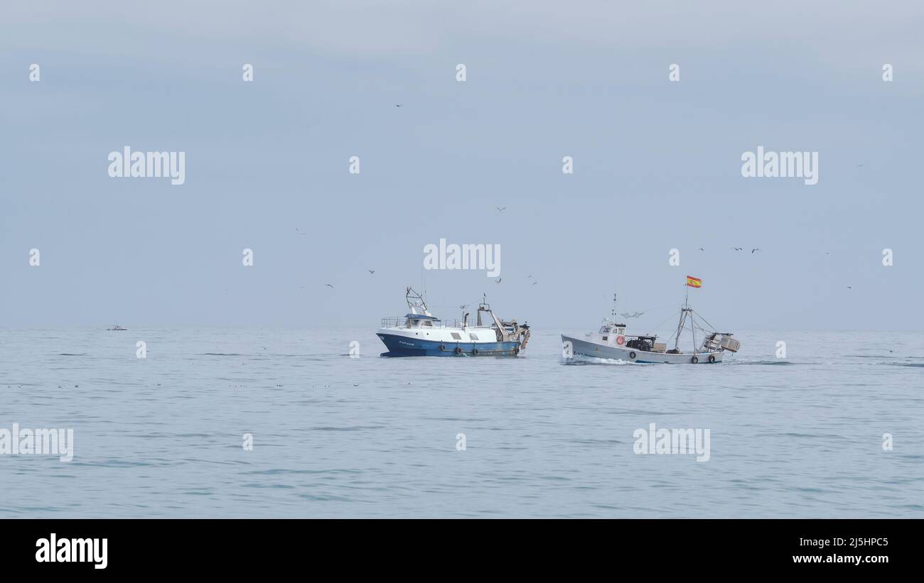 Due barche da pesca nel mediterraneo nella città di Villajoyosa, provincia di Alicante, Spagna, Europa Foto Stock