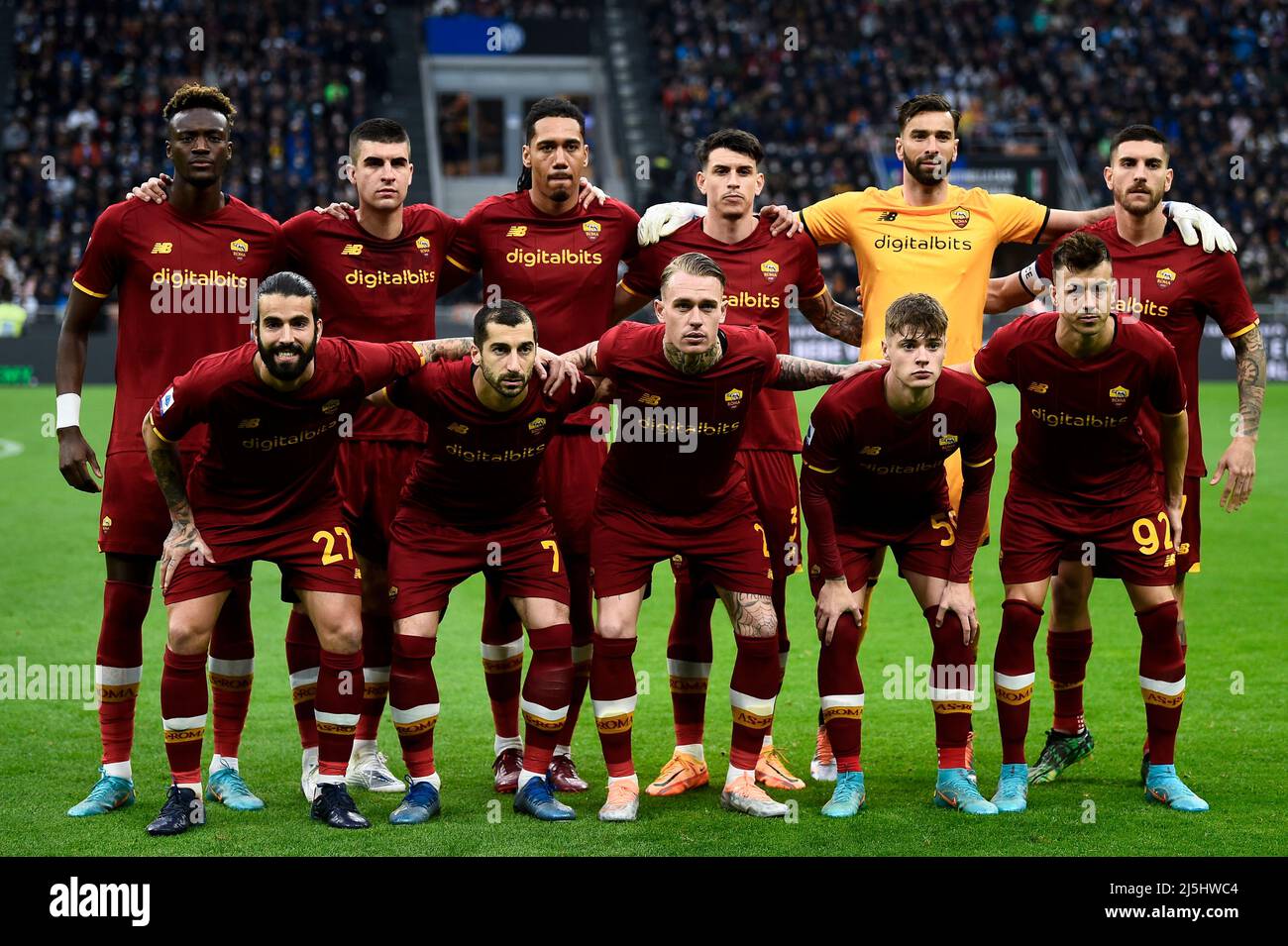 Milano, Italia. 23 aprile 2022. I giocatori DI AS Roma posano per una foto  di squadra prima della Serie A partita di calcio tra FC Internazionale e AS  Roma. Credit: Nicolò campo/Alamy