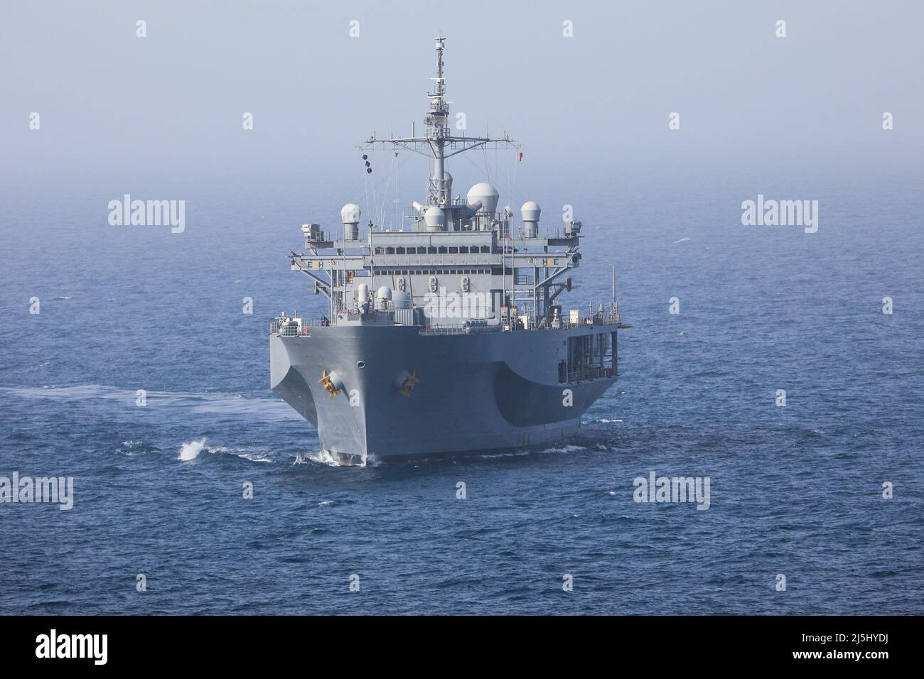 220419-A-AI379-5798 RED SEA (19 aprile 2022) la nave di comando anfibia USS Mount Whitney (LCC 20) opera nel Mar Rosso come parte della nuova Task Force combinata 153, aprile 19. Il CTF 153 si concentra sulla sicurezza marittima e sullo sviluppo di capacità nel Mar Rosso, Bab al-Mandeb e nel Golfo di Aden. (STATI UNITI Foto dell'esercito di CPL. DeAndre Dawkins) Foto Stock
