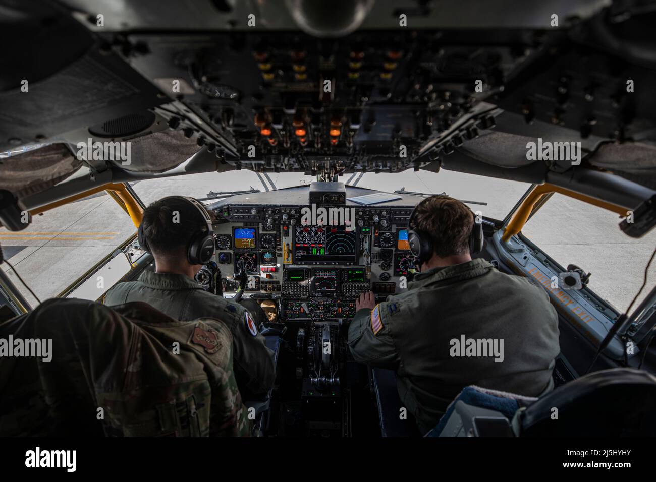 John Park, a sinistra, e il Capt. James vende, entrambi i piloti con il 141st Air Refeling Squadron, preparano un KC-135R Stratotanker per un volo di addestramento sulla Joint base McGuire-Dix-Lakehurst, New Jersey, 21 aprile 2022. La missione principale dell'ala 108th è il rifornimento di aria per aerei dell'aeronautica militare, della marina e del corpo marino così come aerei di nazioni alleate. (STATI UNITI Air National Guard foto di Master Sgt. Matt Hecht) Foto Stock