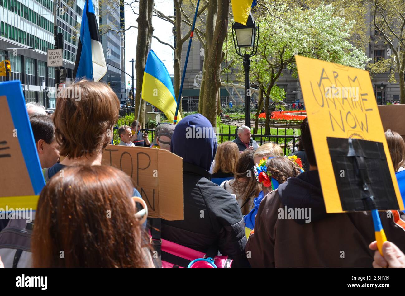 New York, New York, Stati Uniti. 23rd Apr 2022. Il Consolato Generale dell'Ucraina a New York City sta parlando durante la manifestazione contro l'invasione russa dell'Ucraina a Lower Manhattan, New York City il 23 aprile 2022. (Credit Image: © Ryan Rahman/Pacific Press via ZUMA Press Wire) Foto Stock