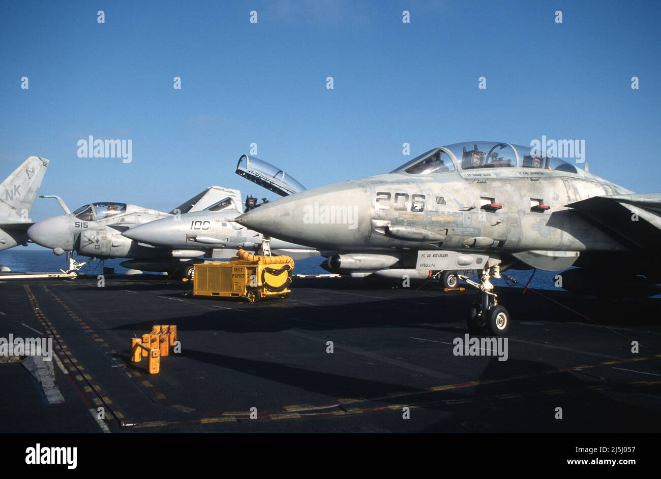 F-14 Tomcats e A-6 Intruder a bordo di un vettore aereo Foto Stock