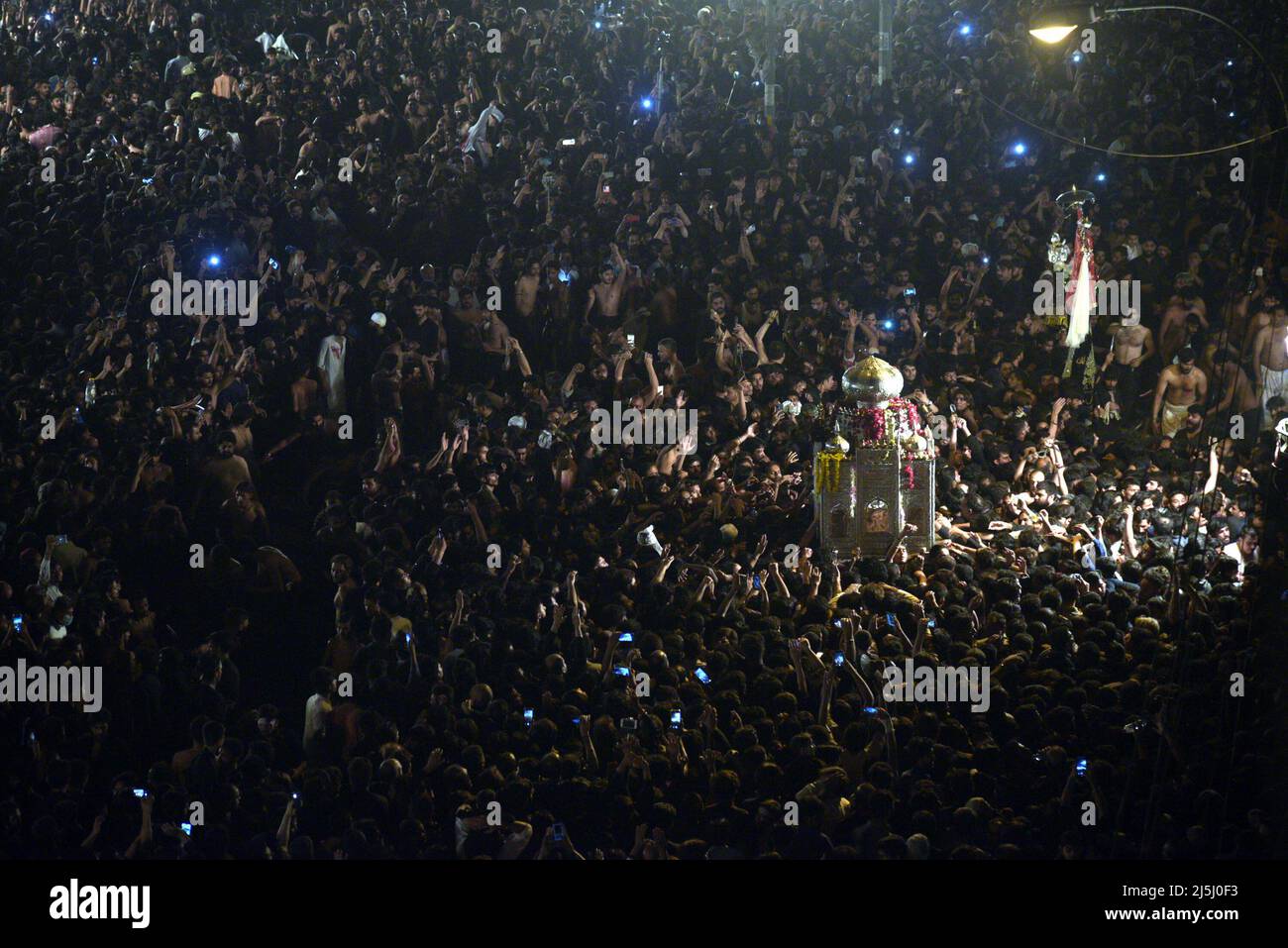 Lahore, Punjab, Pakistan. 23rd Apr 2022. I musulmani sciiti pakistani partecipano alla processione del lutto durante il giorno del martirio di Hazrat Ali al-Murtaza (A.S) dalla porta di Bhati all'Imambargah Karbala Gamay Shah a Lahore. I musulmani sciiti di tutto il mondo stanno tenendo una processione lutto in occasione di Yum-e-Ali (A.S), il giorno del martirio 21st Ramadan. Una processione per commemorare l'uccisione di 7th secolo di Imam Ali durante il santo mese di digiuno di Ramadan al Mubarak. (Credit Image: © Rana Sajid Hussain/Pacific Press via ZUMA Press Wire) Foto Stock