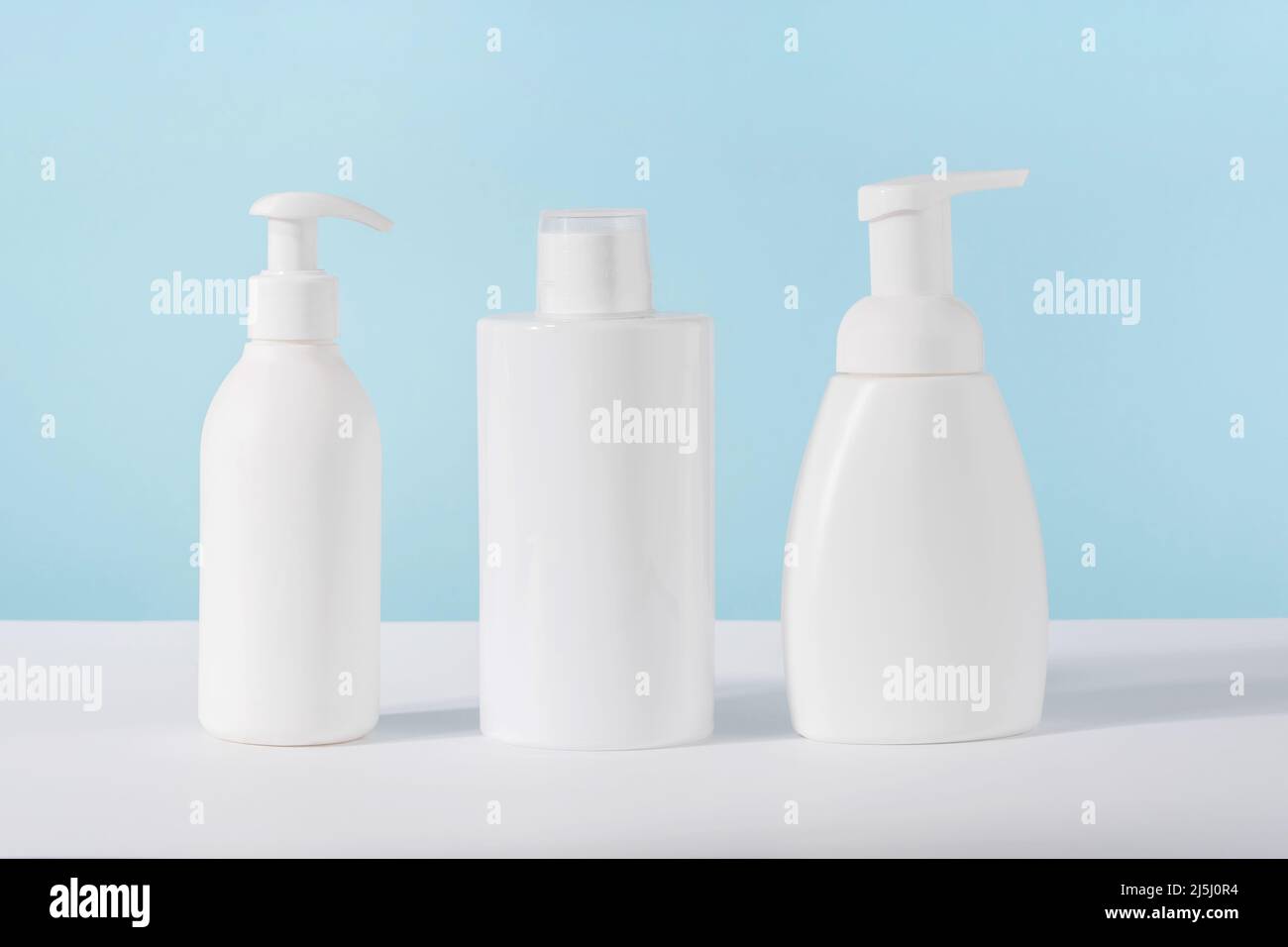 Flacone dispenser detergente, detergente e sapone liquido su sfondo blu. Presentazione del prodotto del mockup dei prodotti per la pulizia. Pulizia domestica Foto Stock