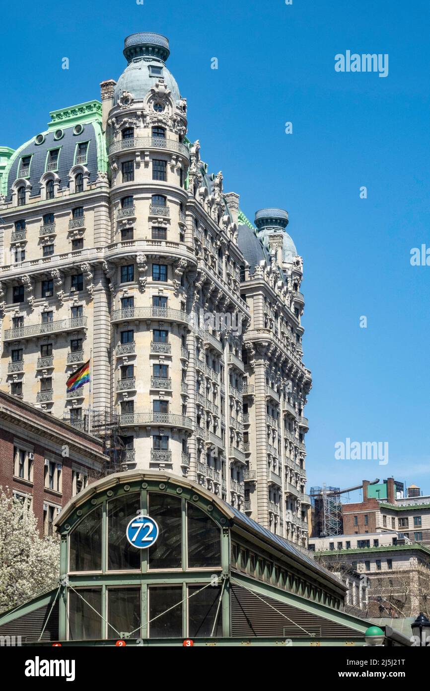 L'Ansonia Apartment Building con la 72nd Street Subway Station in primo piano, New York City, USA 2022 Foto Stock