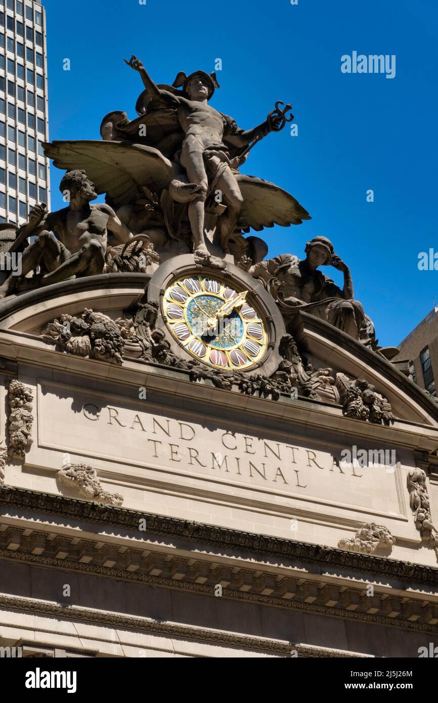 La facciata del Grand Central Terminal presenta una scultura di trasporto e un orologio in vetro Tiffany, New York City, USA 2022 Foto Stock