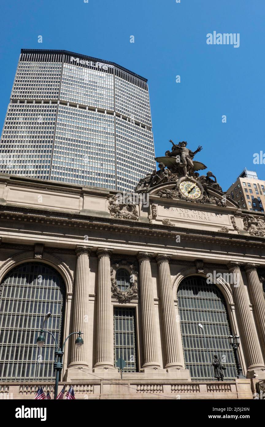 La facciata del Grand Central Terminal presenta una scultura di trasporto e un orologio in vetro Tiffany, New York City, USA 2022 Foto Stock