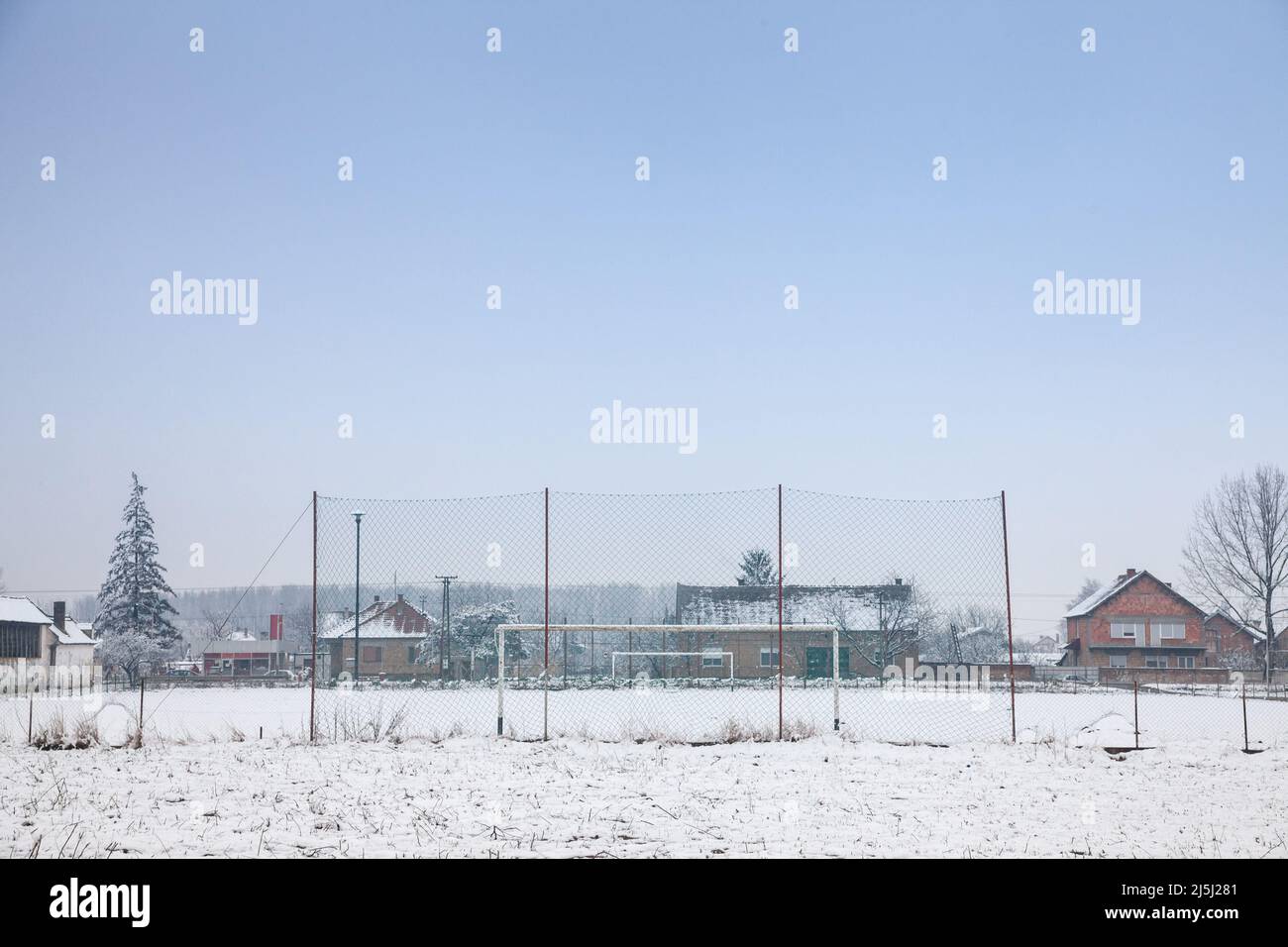 Foto di un obiettivo di calcio abbandonato, una tipica rete di calcio, su un campo trascurato utilizzato come campo da calcio nella campagna serba, a Bavaniste Foto Stock