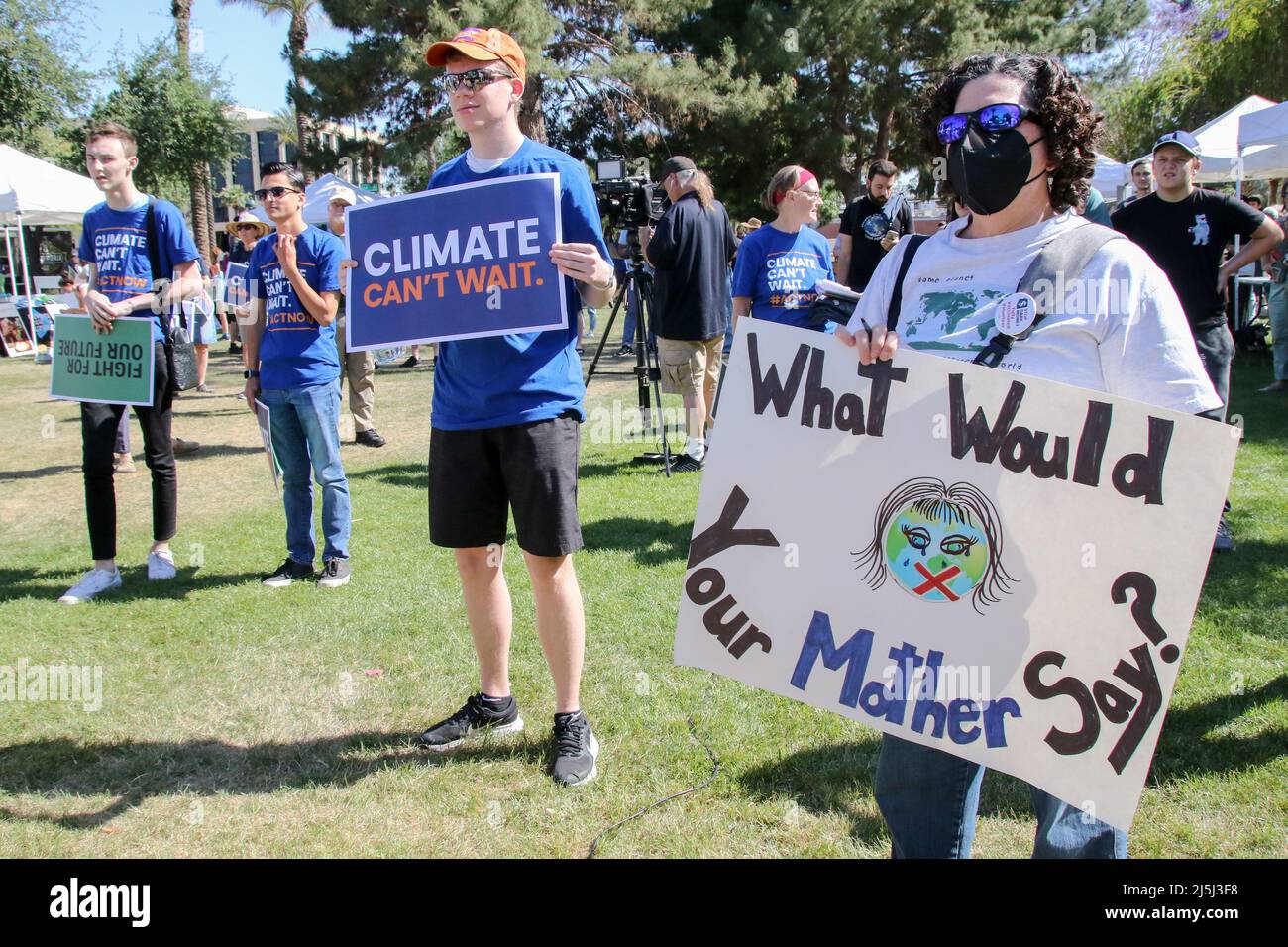 Phoenix, Stati Uniti. 23rd Apr 2022. Le persone che partecipano alla lotta per il nostro futuro Rally Arizona per il clima, la cura, la giustizia e il lavoro hanno segnali per il clima al Campidoglio Arizona state Building a Phoenix, Arizona, Stati Uniti il 23 aprile 2022. Questo evento è stato parte di una mobilitazione nazionale per far aumentare la pressione sui funzionari eletti per ottenere coraggio sul clima e fare investimenti in energia pulita. (Foto di: Alexandra Buxbaum/Sipa USA) Credit: Sipa USA/Alamy Live News Foto Stock