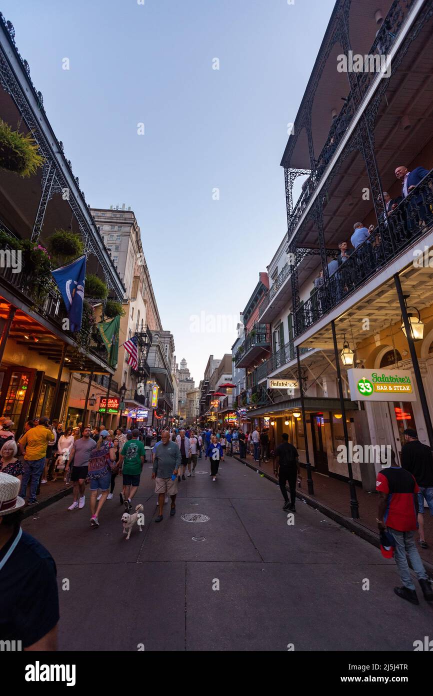 New Orleans, LA - 3 aprile 2022: Pedoni non identificati su Bourbon Street nel quartiere francese di New Orleans Foto Stock