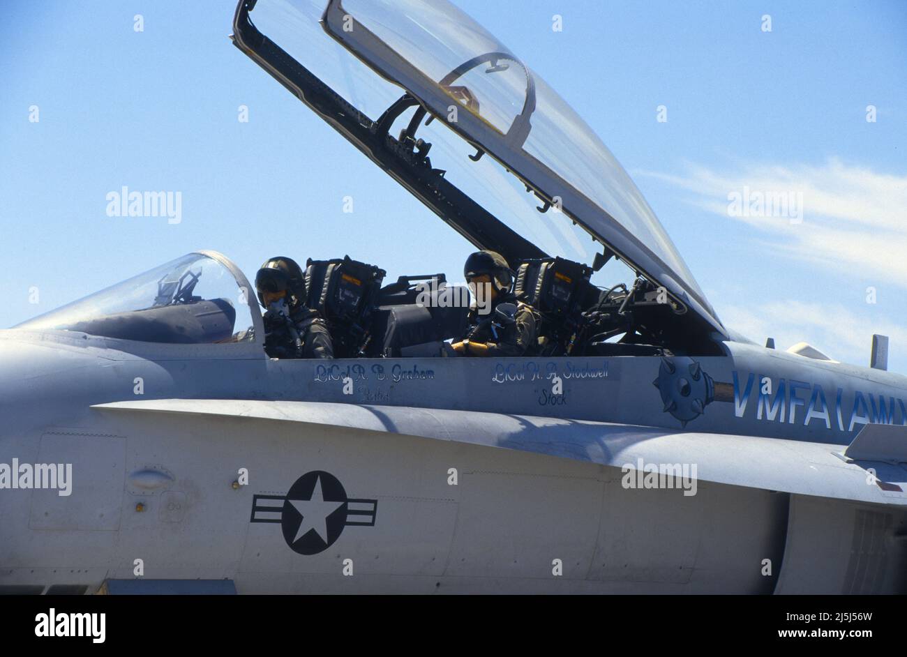 Gli aviatori marini di VMFA (AW)-225, The Vikings, iniziano la procedura di avvio nel loro F/A-14D Hornet Foto Stock