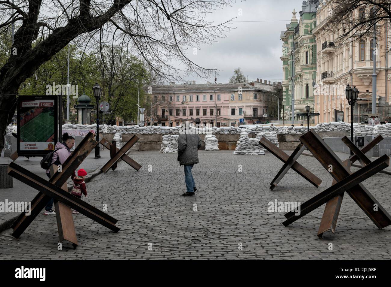 Odessa, Ucraina. 16th Apr 2022. Gli ostacoli anticarro “Hedgehog” sono in via di creazione, sbarcati da Preobrazhens’ka St nel centro di Odessa in mezzo all’invasione russa in Ucraina. La Russia ha invaso l'Ucraina il 24 febbraio 2022, scatenando il più grande attacco militare in Europa dalla seconda guerra mondiale (Foto di Graham Martin/SOPA Images/Sipa USA) Credit: Sipa USA/Alamy Live News Foto Stock