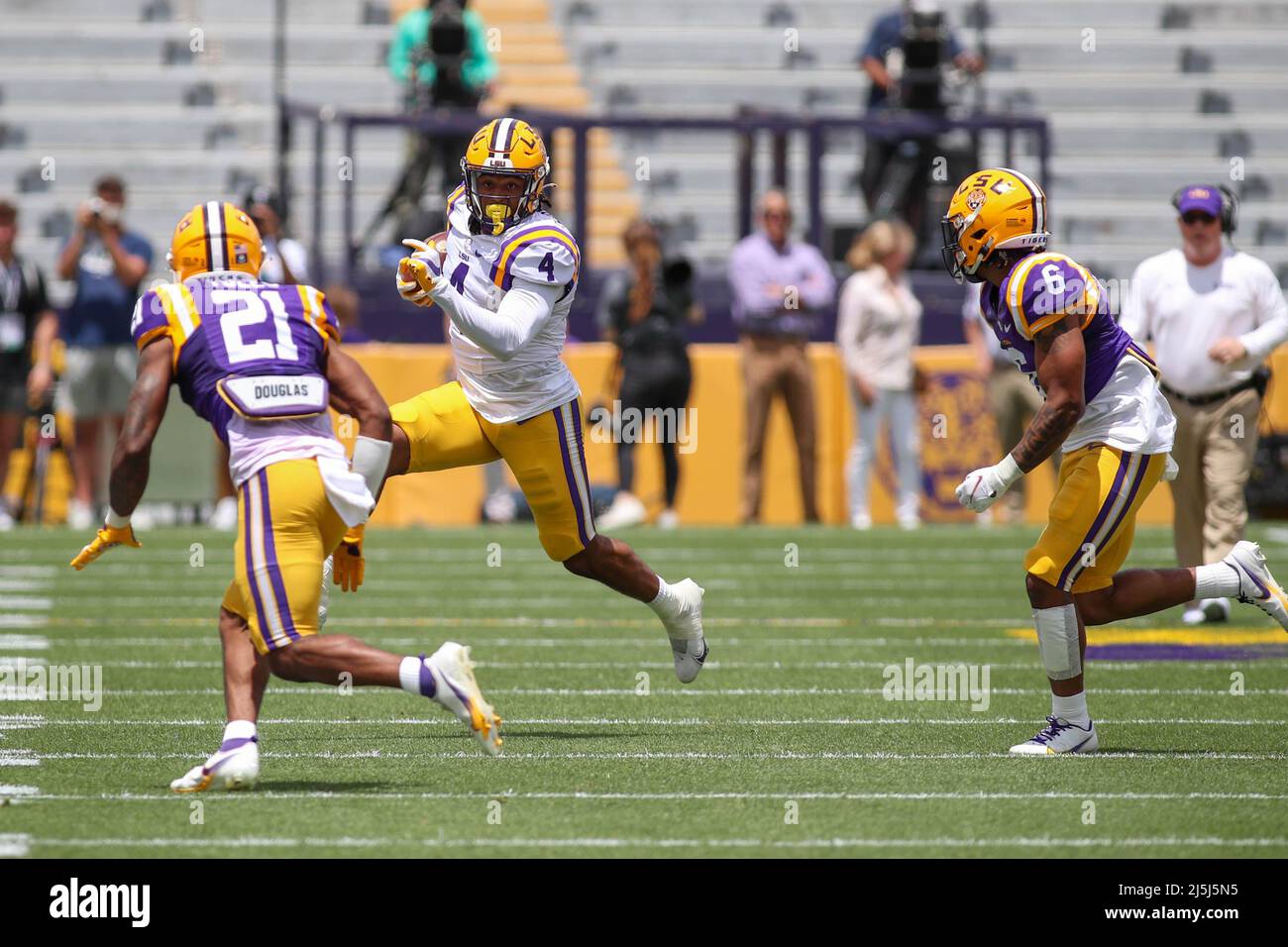 23 aprile 2022: La LSU running back John Emery Jr. (4) cerca un buco per superare le spalle difensive Jordan Toles (21) e Derrick Davis Jr. (6) durante il National L Club LSU Football Spring Game presso Tiger Stadium a Baton Rouge, LOUISIANA. Jonathan Mailhes/CSM Foto Stock