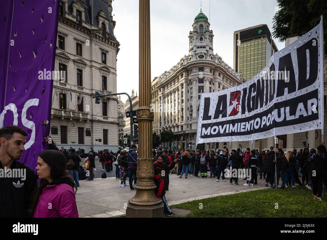 Buenos Aires, Argentina. 22nd Apr 2022. I manifestanti sono visti in attesa a Piazza Mayo a marzo al Congresso della Nazione Argentina durante la manifestazione. Le organizzazioni sociali, ambientali e politiche hanno partecipato alla marcia Globale per il clima, in commemorazione della Giornata della Terra, chiedendo politiche pubbliche che promuovano azioni amichevoli con il pianeta e per il cambiamento dei modelli di sviluppo e produzione, con l'obiettivo di ridurre l'impatto del cambiamento climatico. (Foto di Nacho Boullosa/SOPA Images/Sipa USA) Credit: Sipa USA/Alamy Live News Foto Stock