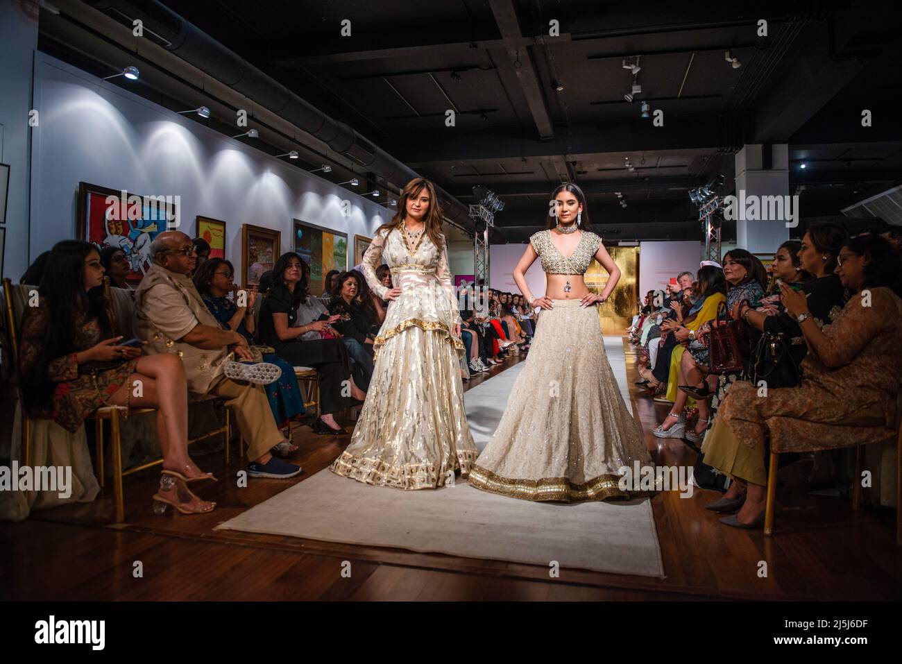 I modelli camminano sulla rampa con abiti firmati Vandana Malhotra durante  la fusione di moda e spettacolo d'arte presso la Stainless Gallery. Payal  Kapoor Fondatore Arushi Arts (principale casa d'aste internazionale che