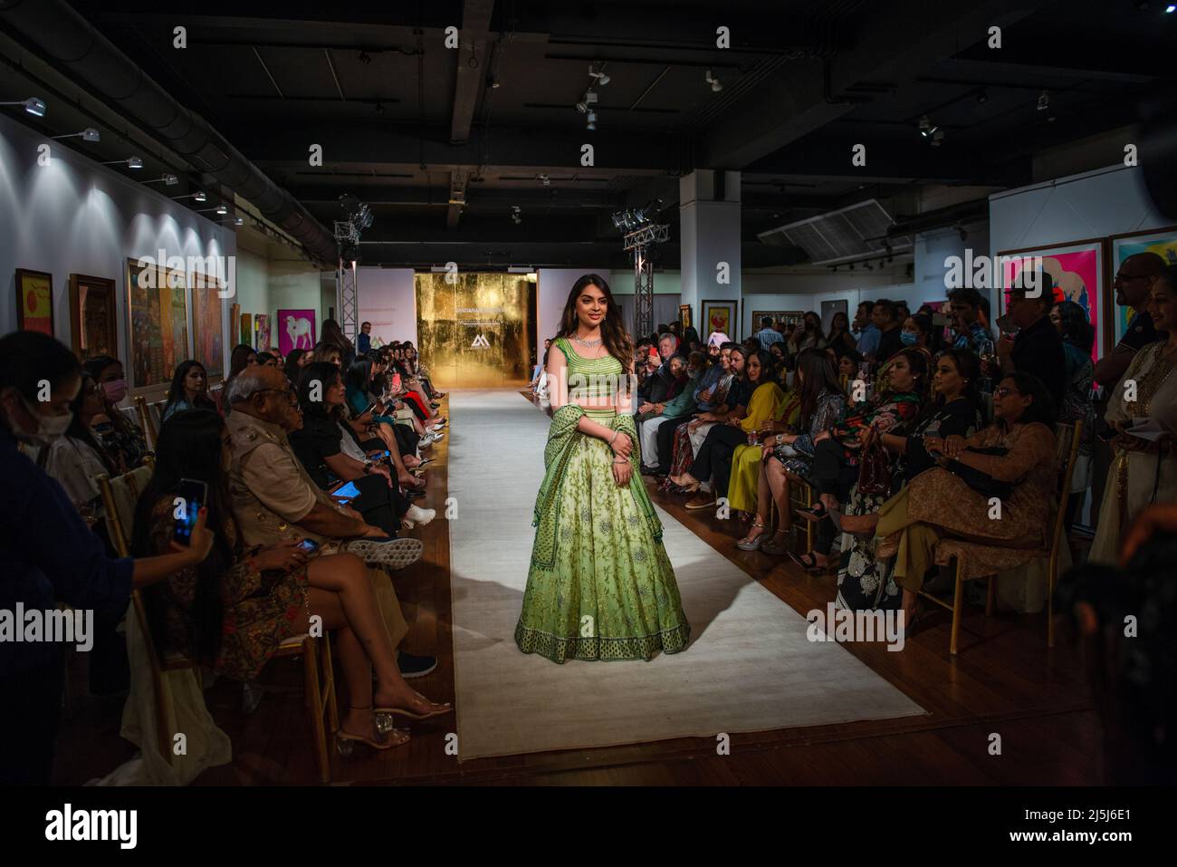 Model cammina sulla rampa con abiti firmati Vandana Malhotra durante la  fusione di moda e spettacolo d'arte presso la Stainless Gallery. Payal  Kapoor Fondatore Arushi Arts (principale casa d'aste internazionale che  conduce