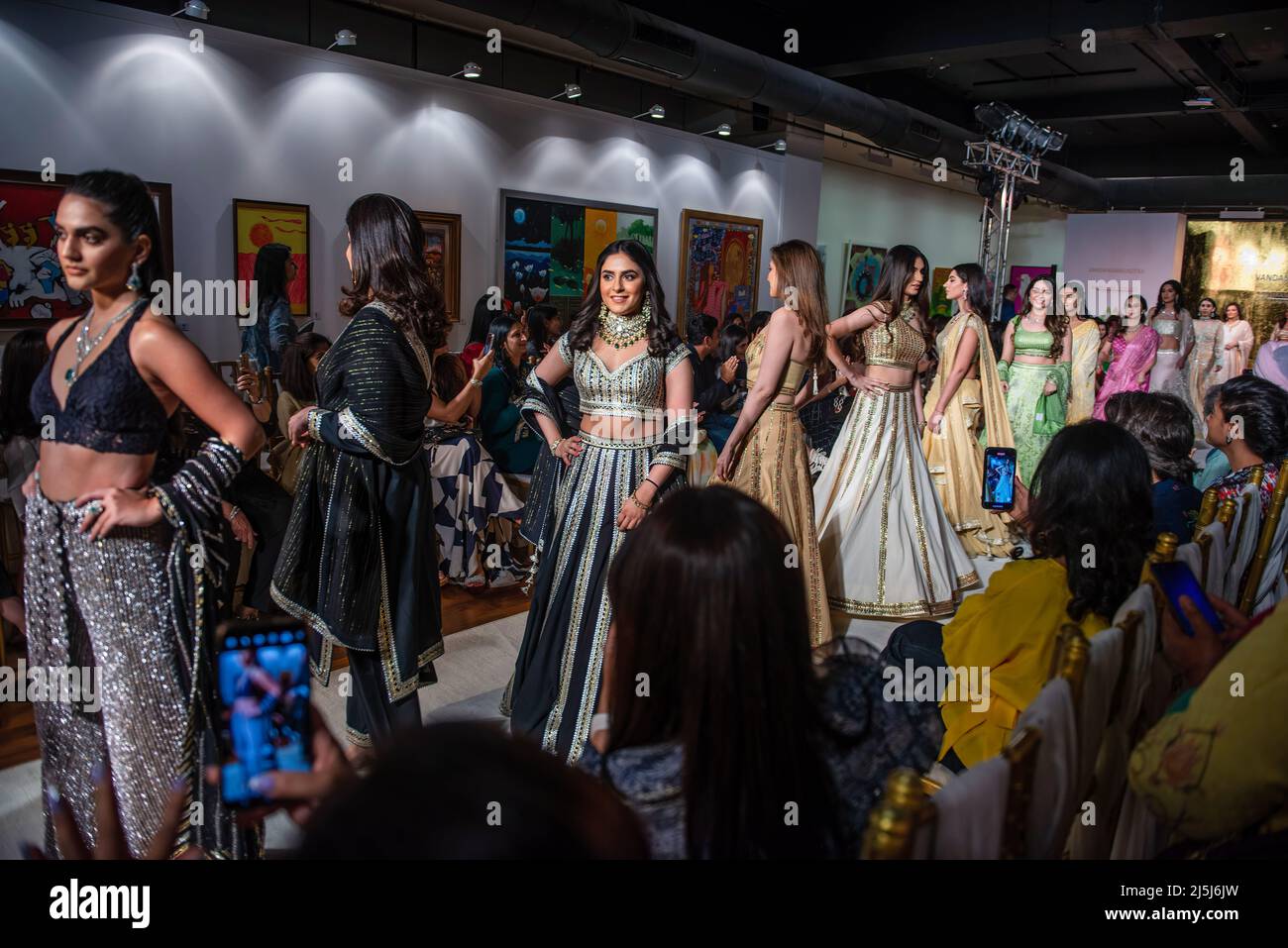 I modelli camminano sulla rampa con abiti firmati Vandana Malhotra durante  la fusione di moda e spettacolo d'arte presso la Stainless Gallery. Payal  Kapoor Fondatore Arushi Arts (principale casa d'aste internazionale che