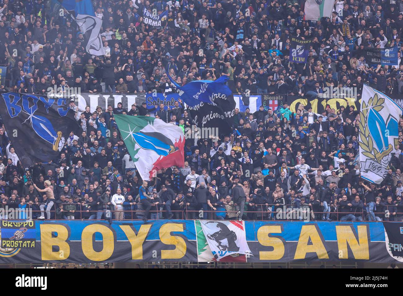 Bandiera #Inter #SanSiro www.bauscia.it  Foto di calcio, Calcio, Squadra  di calcio