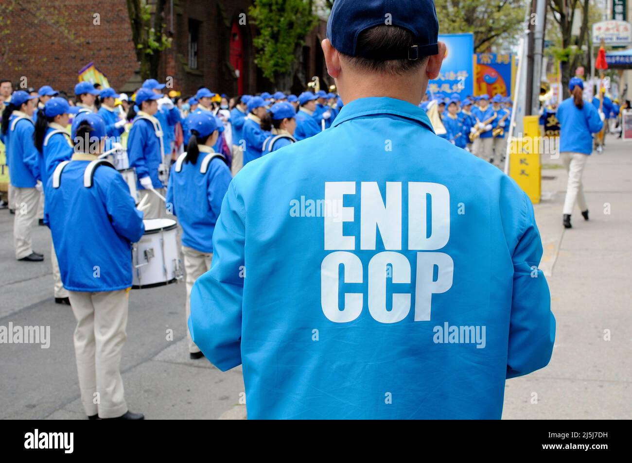 New York, Stati Uniti. 23rd Apr 2022. Un uomo ha visto indossare un panno che dice 'fine CCP' fine del Partito Comunista Cinese del Male' durante la parata di Falun Dafa a Flushing. La Parata Falun Dafa commemora il 23rd anniversario dell'appello pacifico, Flushing. Credit: SOPA Images Limited/Alamy Live News Foto Stock