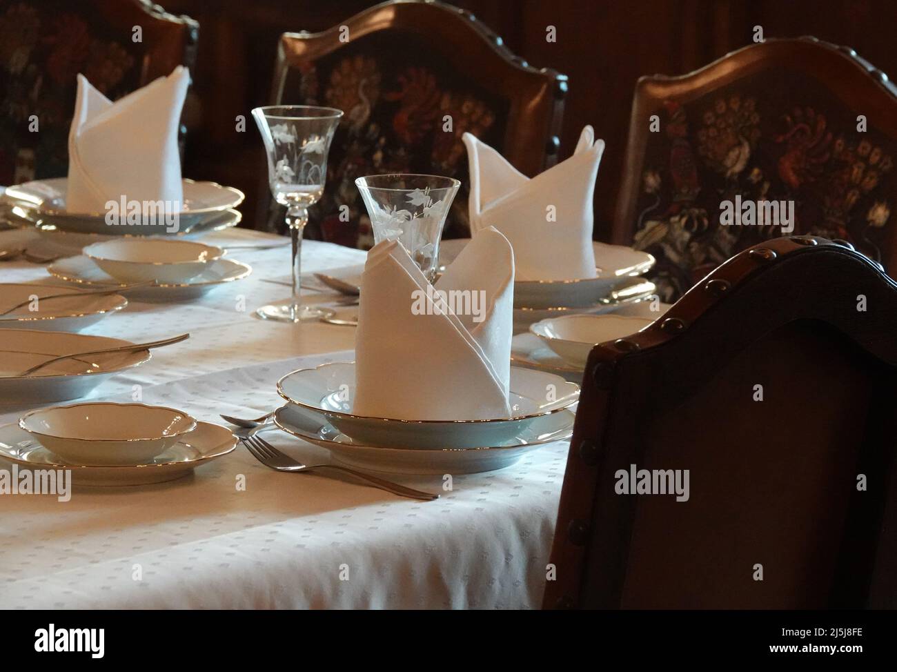 Un tavolo lussuosamente impostato di una persona nobile Foto Stock