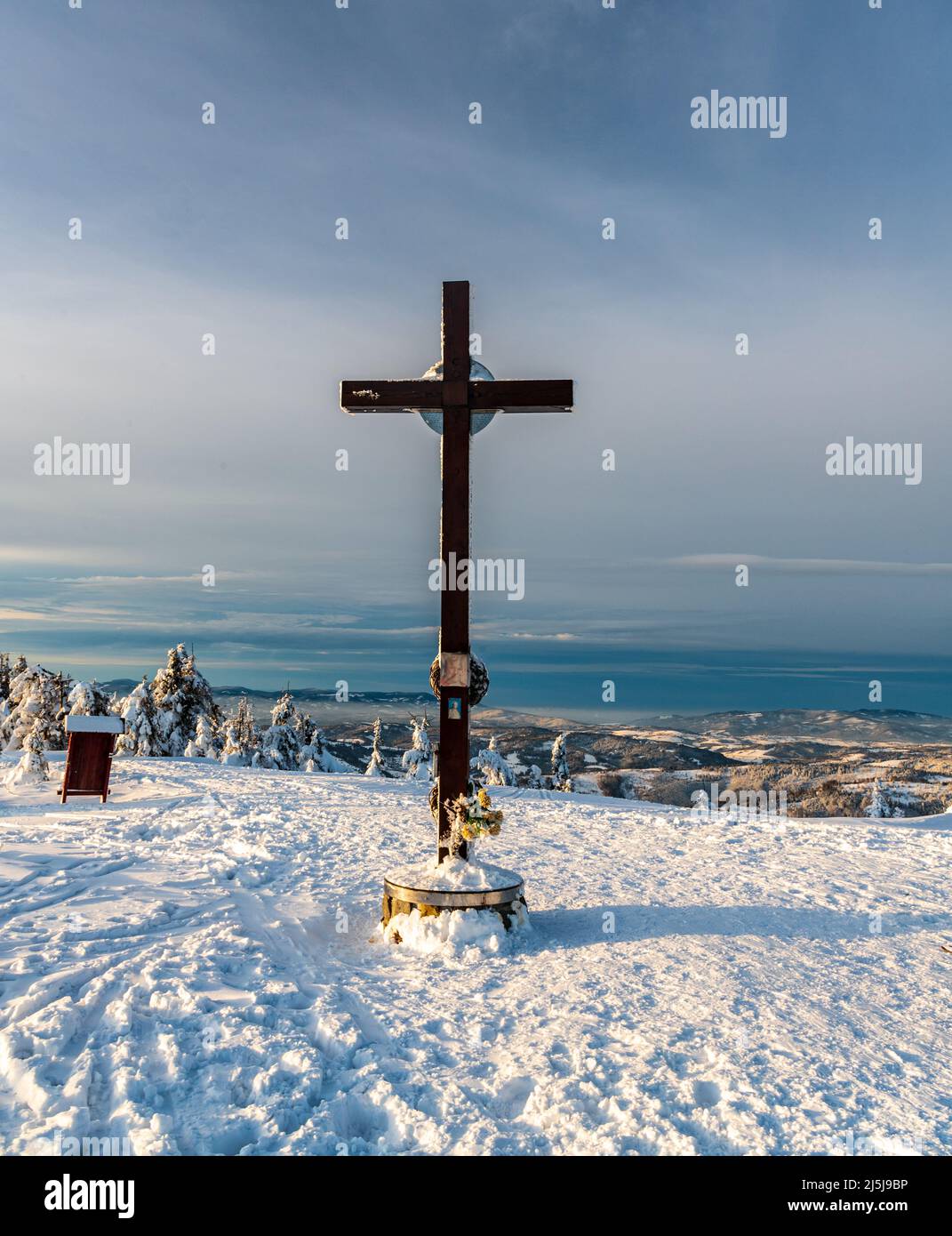 Attraversa Velka Raca collina sumit con le colline sullo sfondo in inverno Kysucke Beskydy Fontane su slovakian - confine polacco Foto Stock