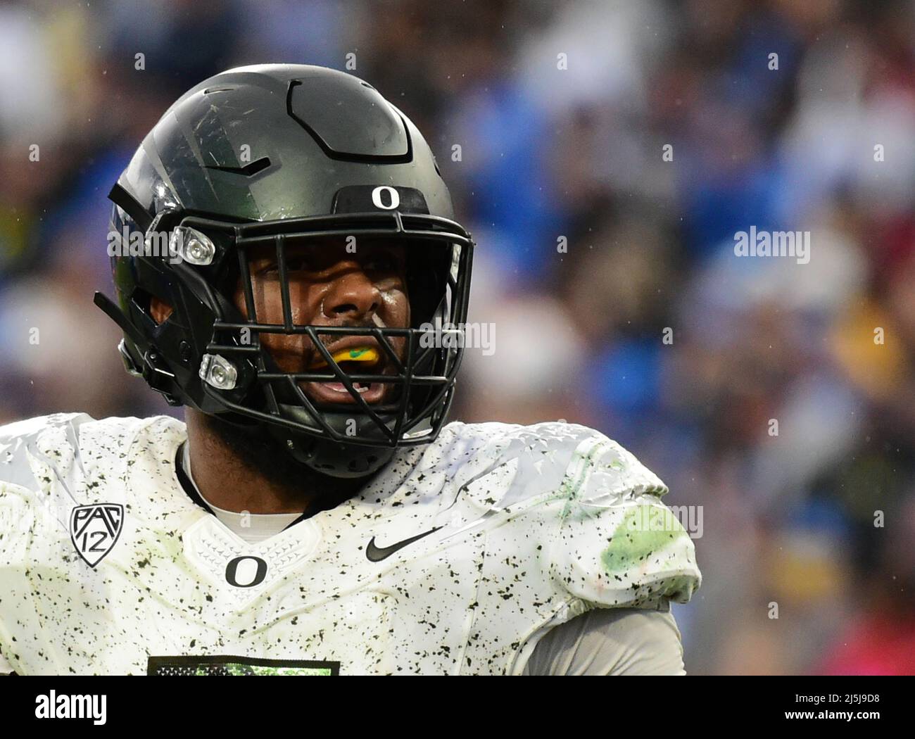 (FILE PHOTOS).ex Oregon Ducks Defensive End (5) Kayvon Thibodeaux è proiettato per andare nella Top 5 nella NFL Draft 2022, qui è raffigurato il 23 ottobre 2021 contro la UCLA Bruins, la NFL Draft si terrà a Las Vegas, Nevada il 28 aprile 2022.( Foto Stock