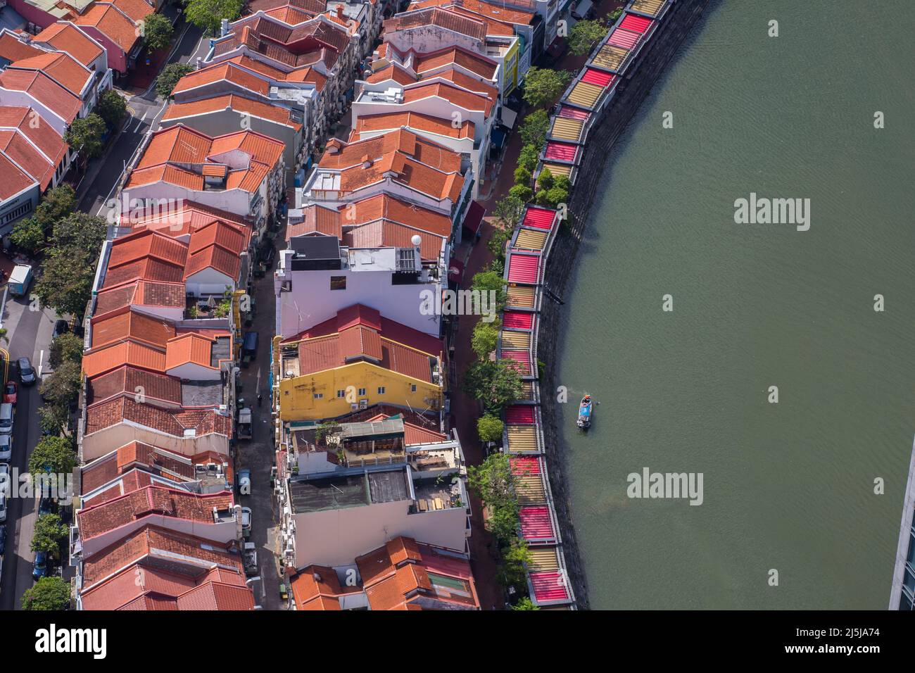 Veduta aerea di Boat Quay e delle rive del fiume, un'area turistica per i turisti dove gustare buon cibo e bevande lungo il fiume pulito. Singapre. 2022 Foto Stock
