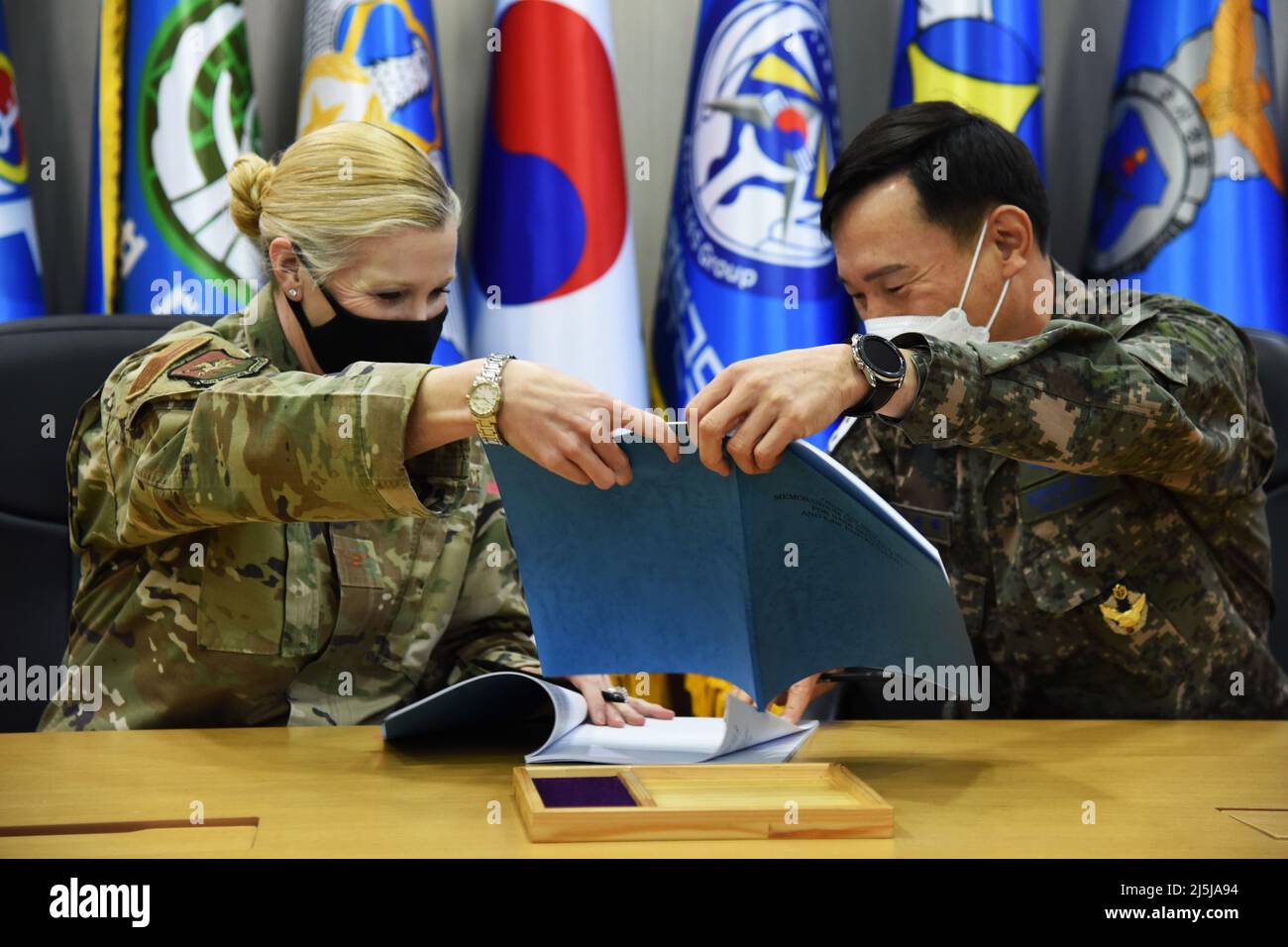 Osan Air base, Corea del Sud. 8th Apr 2022. Jonelle Eychner, comandante del gruppo di supporto alla Missione 51st, e il Colon. Soon Tae Kim, comandante del gruppo di supporto e servizio operativo dell'Aeronautica militare della Repubblica di Corea (ROK), scambia opuscoli firmati durante una cerimonia del Memorandum of Understanding sulla base aerea di Osan, ROK, 6 aprile 2022. Il MOU è stato firmato l'ultima volta nel 2016 e comprende solo circa 3-4 pagine di procedure. Ora ha oltre 50 pagine che coprono tutto, dalle condizioni di protezione della forza, al controllo di qualità fino all'aggiunta di misure di sicurezza COVID-19. (Credit Image: © U.S. Air Force/ZUMA Press Wire Service Foto Stock