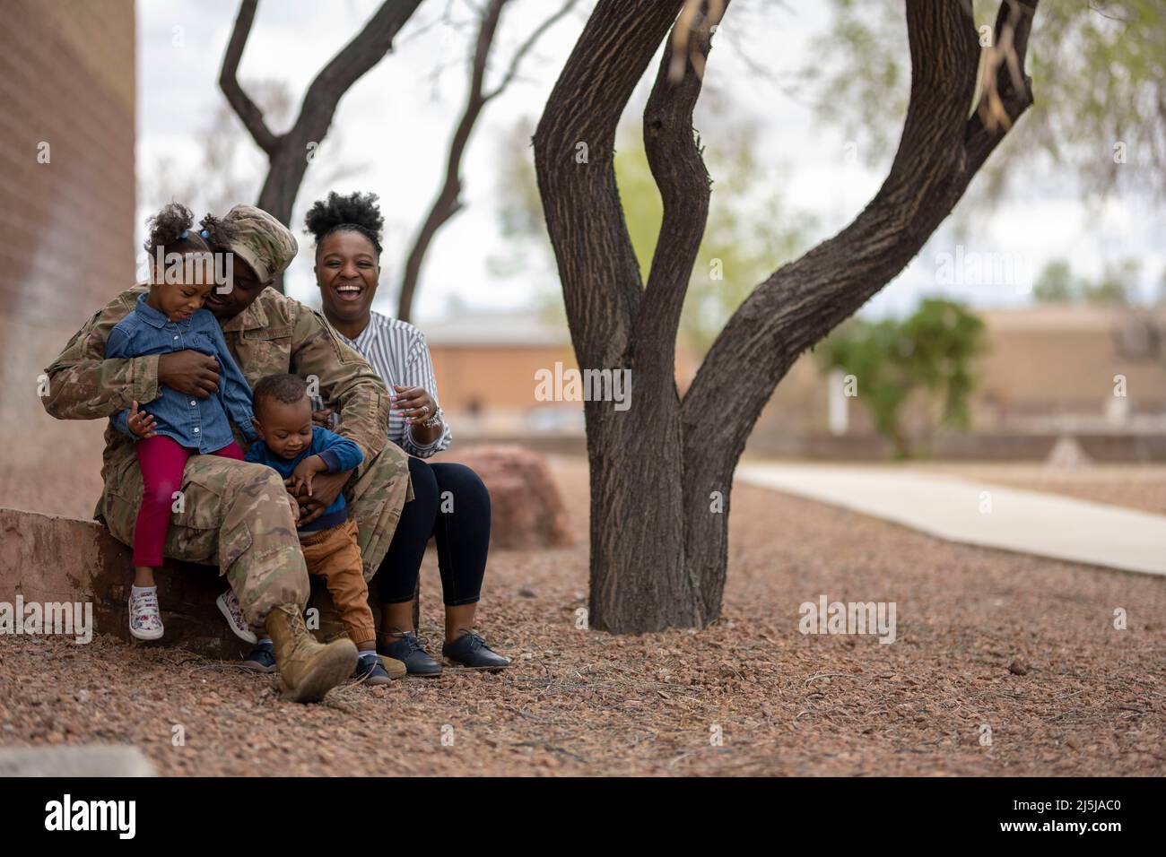 Holloman AFB, USA. 30th Mar 2022. Personale Sgt. Pierre dover e la famiglia posano per una foto il 4 aprile 2022, sulla base dell'aeronautica di Holloman, New Mexico. Aprile è il mese del bambino militare che onora il servizio e i sacrifici dei figli dei genitori militari. Il Dipartimento della Difesa della Comunità militare e della Politica familiare sponsorizza questo mese di osservanza, che è un momento per lodare le famiglie militari e i loro figli forte le sfide uniche quotidiane che essi superano insieme. Credit: U.S. Air Force/ZUMA Press Wire Service/ZUMAPRESS.com/Alamy Live News Foto Stock