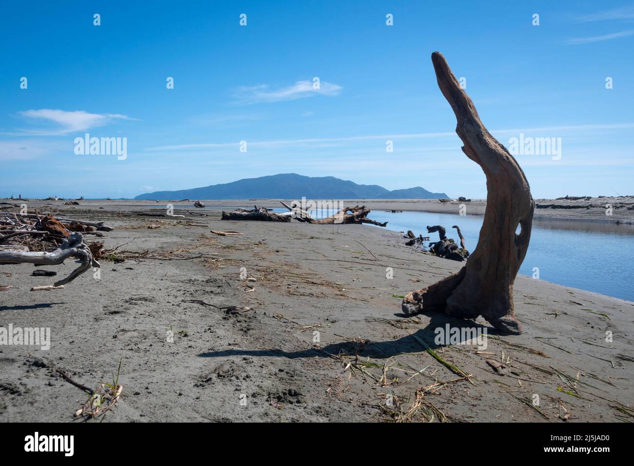 Pekapeka Beach e ruscello con Kapiti Island in lontananza, Kapiti District, North Island, Nuova Zelanda Foto Stock