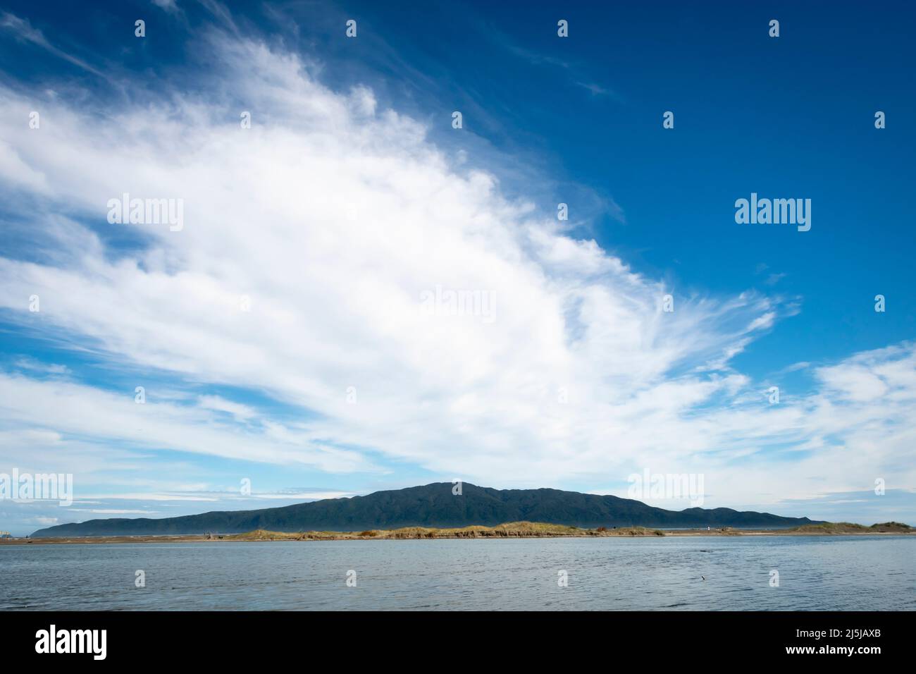 Nuvole streaky sopra l'isola di Kapiti, da Waikanae Beach, Kapiti District, North Island, Nuova Zelanda Foto Stock