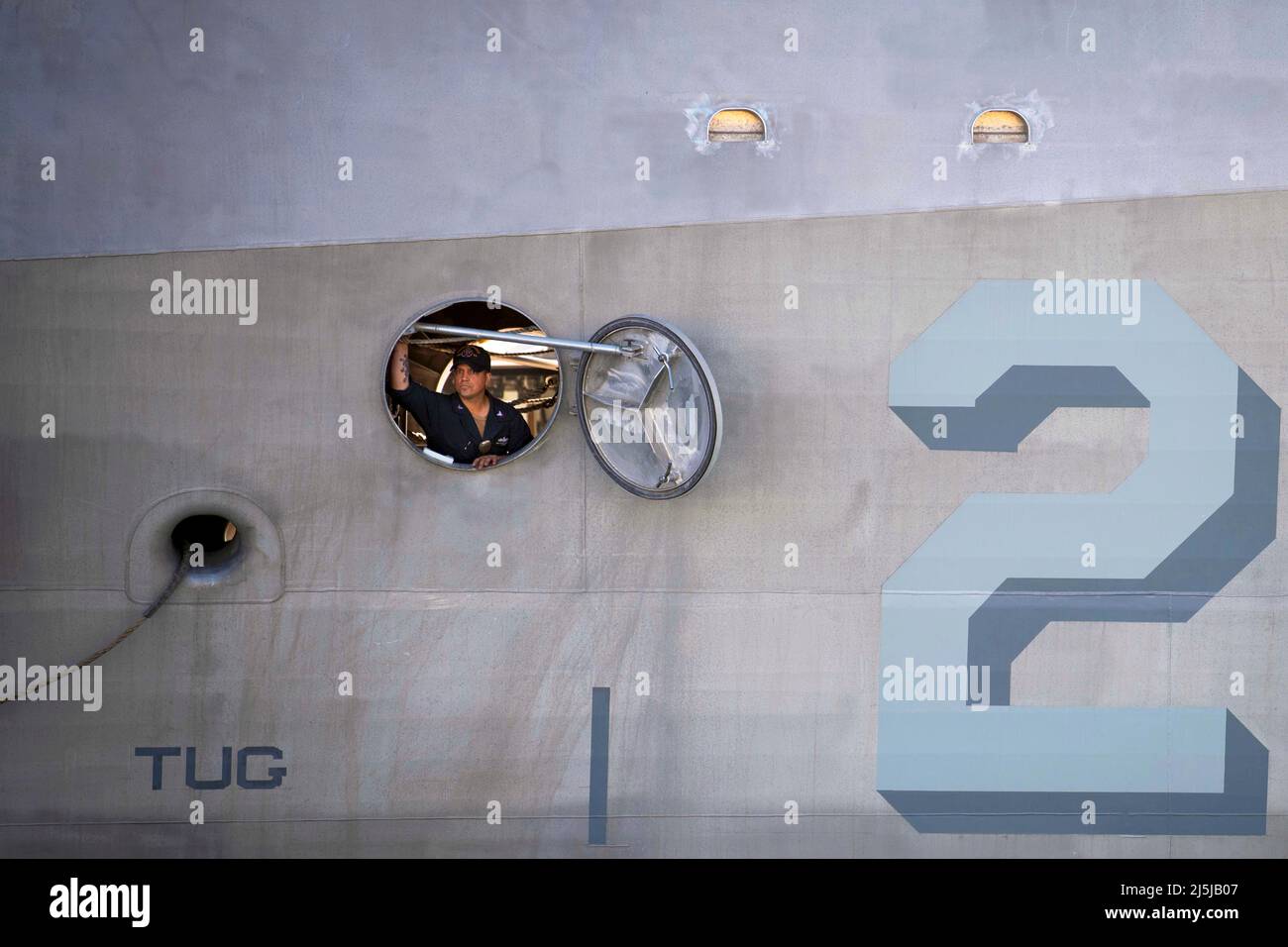 Port Hueneme, Stati Uniti. 22nd Mar 2022. USS Kansas City (LCS 22) Sonar Technician Petty Officer 2nd Class Jacob Griffin tiene d'occhio i progressi della nave mentre si avvicina al molo 4 al Naval Surface Warfare Center, Port Hueneme Division. La nave da combattimento di classe litoranea è al centro di guerra per una visita del Combat Systems Assessment Team (CSAT) in cui gli in-Service Engineering Agents (ISEAs) del centro di guerra valutano la disponibilità della nave, addestrano i marinai ed eseguono la manutenzione necessaria. Credit: U.S. Navy/ZUMA Press Wire Service/ZUMAPRESS.com/Alamy Live News Foto Stock