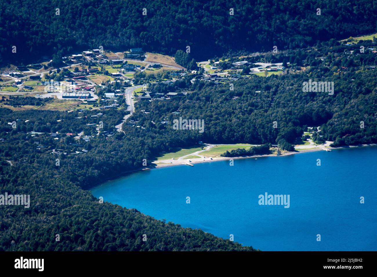 Lago Rotoiti, e villaggio di St Arnaud, da Paddys Track, Nelson Lakes National Park, South Island, Nuova Zelanda Foto Stock