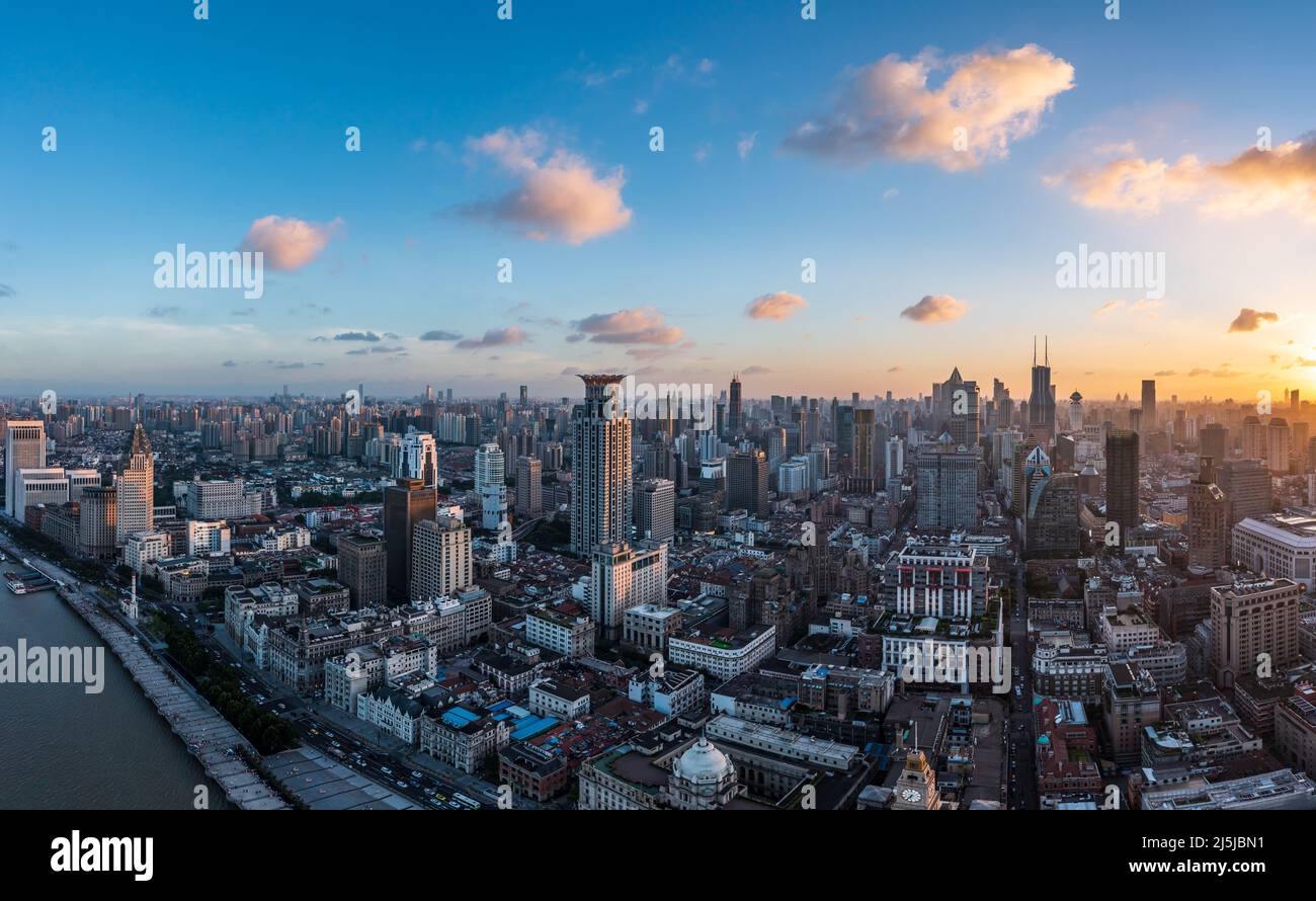 Vista aerea dello skyline della città e degli edifici moderni a Shanghai al tramonto, in Cina. Foto Stock