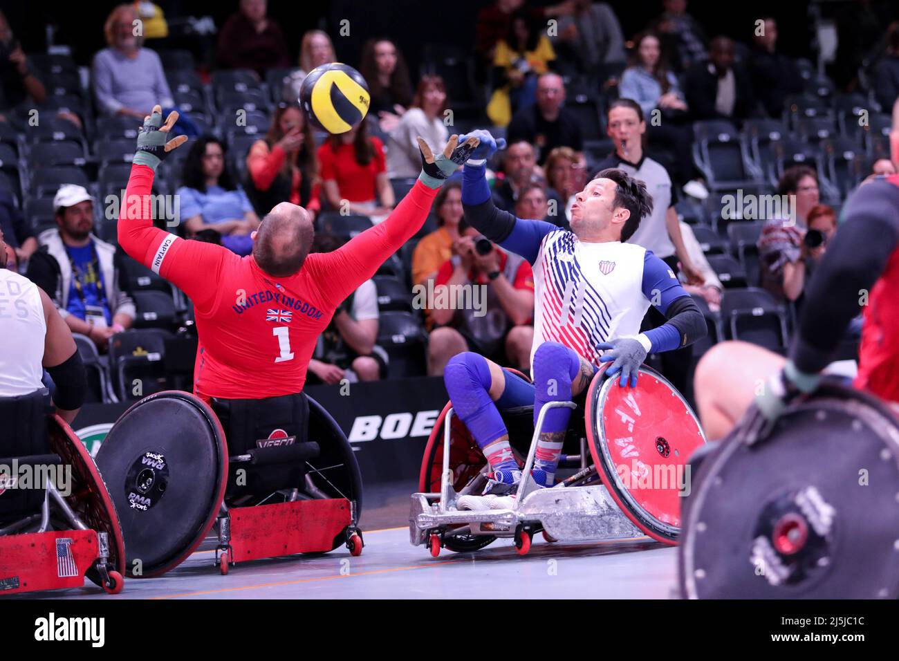 Paesi Bassi. 19th Apr 2022. Master Sgt. Kenneth Guinn compete nella partita di rugby su sedia a rotelle contro il Team United Kingdom durante gli Invictus Games The Hague, Olanda, 19 aprile 2022. Credit: U.S. Marines/ZUMA Press Wire Service/ZUMAPRESS.com/Alamy Live News Foto Stock