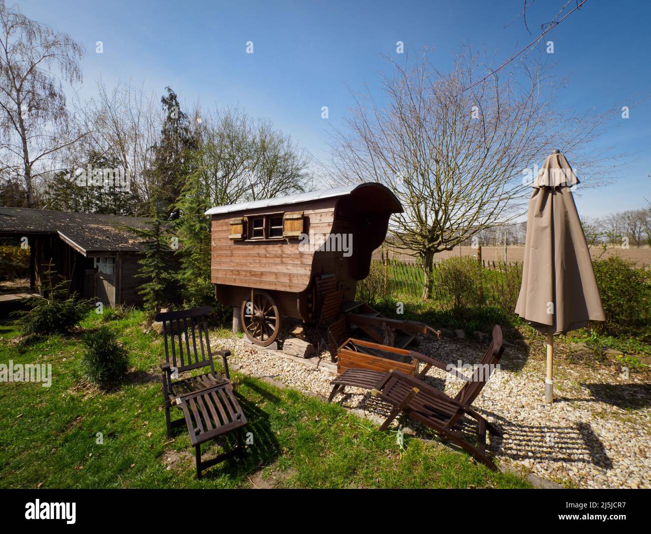 Kienitz, Germania. 12th Apr 2022. La storica carrozza del pastore 'chäfers Ruh' si trova sul terreno del 'Erlenhof'. La fattoria di vacanze di Barbara Brunat nel Medio Oderbruch offre da aprile a ottobre vicino-a-natura vacanze su una zona spaziosa e pernottamento in sei carrozze pastorelli e in una cabina di legno. Un massimo di 15 ospiti possono trovare un posto dove dormire in azienda, e non ci sono né TV né radio nei vagoni e nella cabina. (A dpa: ' 'chäferstündchen im Schäferwagen' im Oderbruch') Credit: Soeren Stache/dpa/Alamy Live News Foto Stock