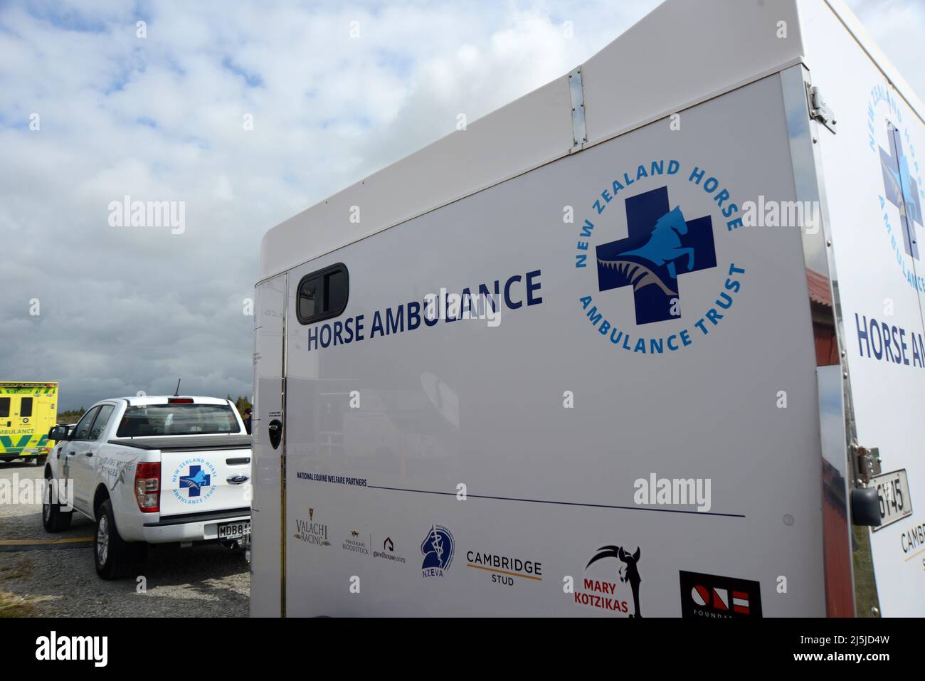 KUMARA, NUOVA ZELANDA, 8 GENNAIO 2022; un rimorchio di ambulanza del cavallo alla concorrenza dei nuggets d'oro al circuito di Kumara, 8 gennaio 2022. Foto Stock