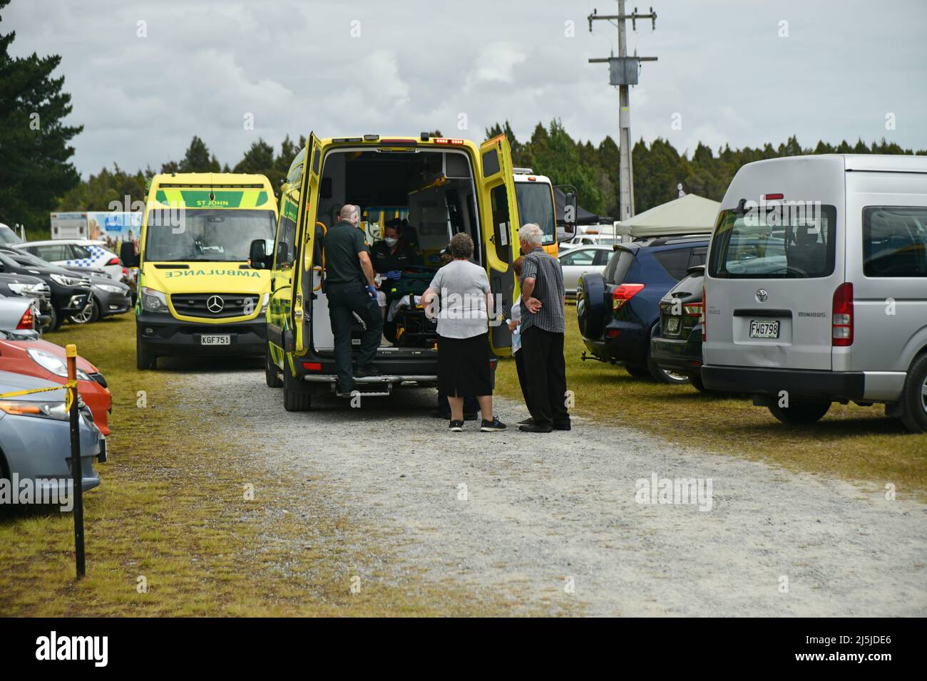 KUMARA, NUOVA ZELANDA, 8 GENNAIO 2022; il personale dell'ambulanza assiste un paziente alla competizione Gold Nuggets presso il circuito di Kumara, 8 gennaio 202 Foto Stock