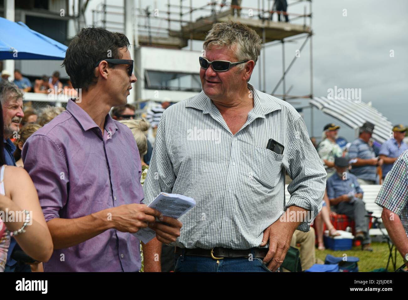 KUMARA, NUOVA ZELANDA, 8 GENNAIO 2022; i piloti si divertiranno alla gara Gold Nuggets del Kumara Race Track, 8 gennaio 2022 . Foto Stock