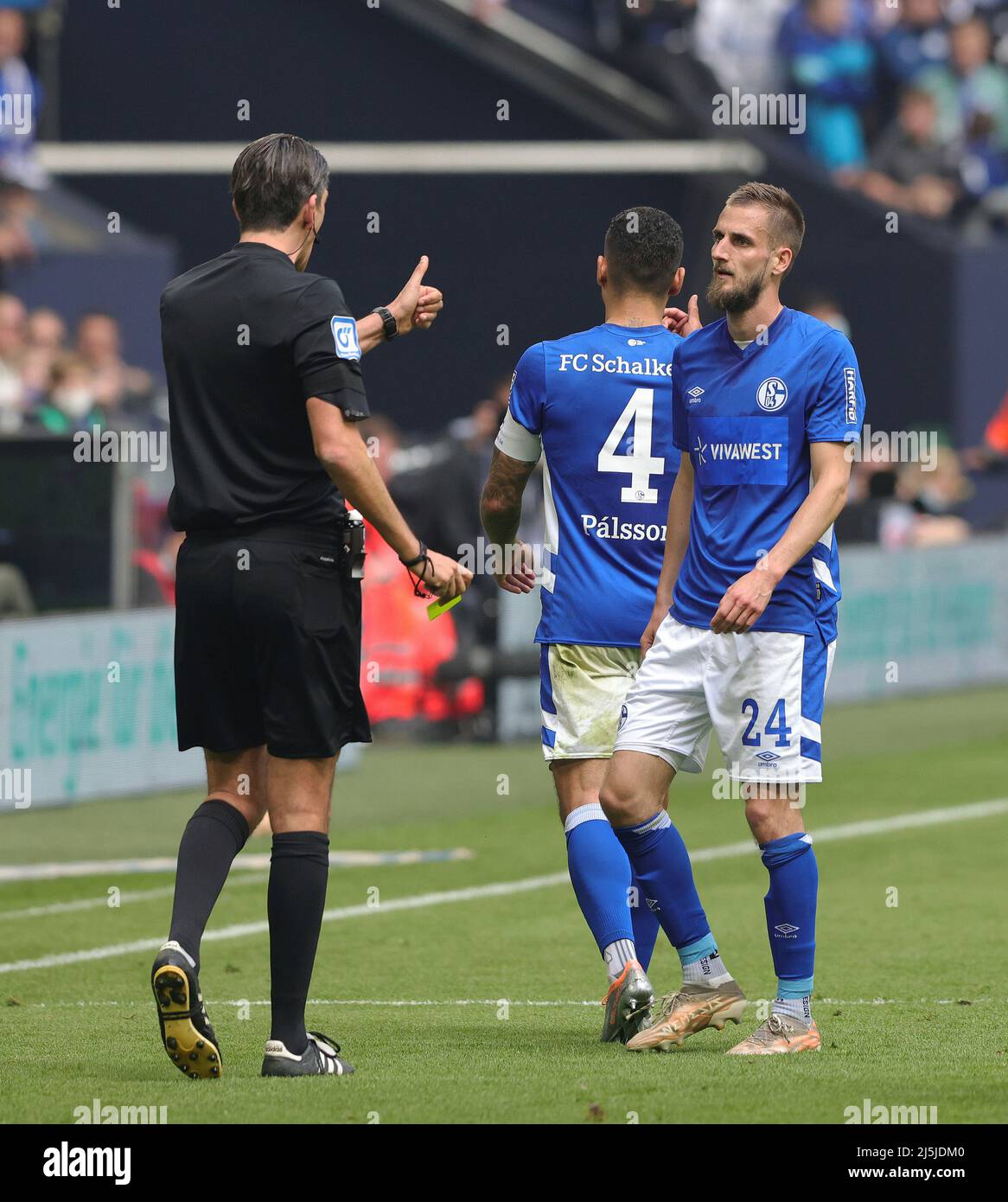 Gelsenkirchen, Germania. 23rd Apr, 2022. Primo: 04/23/2022, Fuvuball, 2nd Bundesliga, stagione 2021/2022, FC Schalke 04 - SV Werder Bremen 1: 4 l'arbitro Deniz AYTEKIN indica DREXLER, Schalke, un altro fallo poi sarete spenti credito: dpa/Alamy Live News Foto Stock